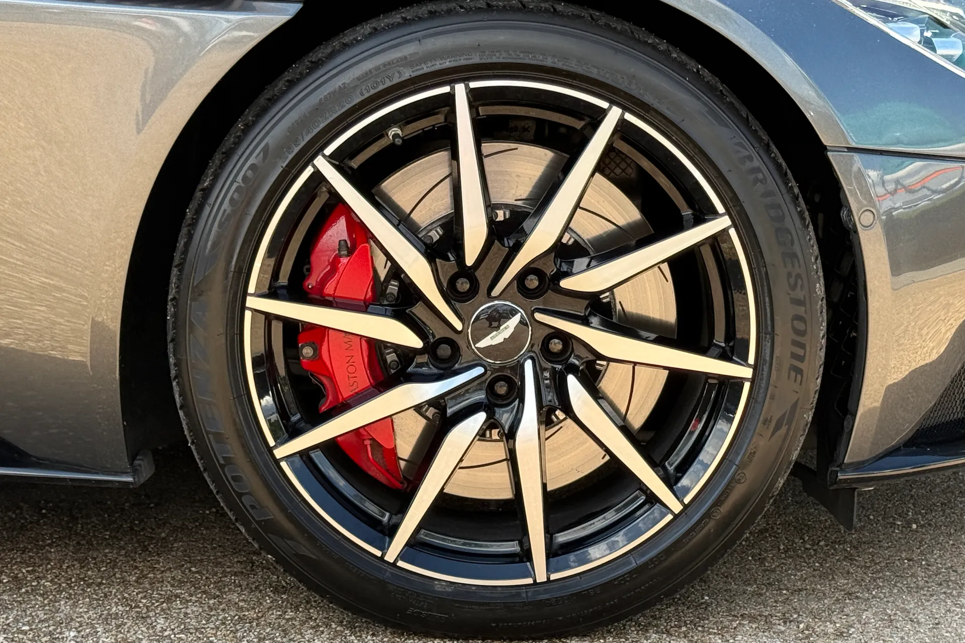 Aston Martin DB11 thumbnail image number 5