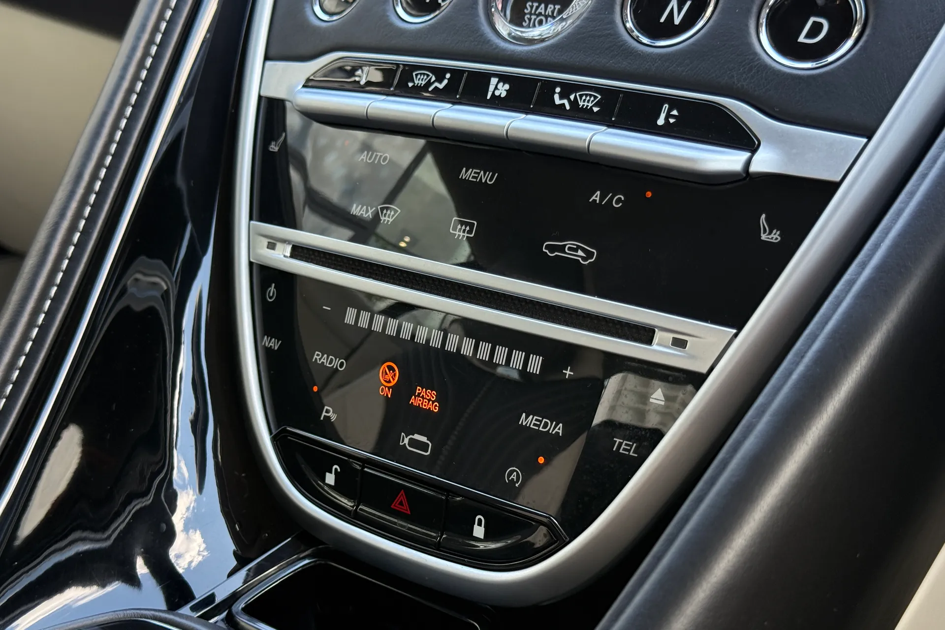 Aston Martin DB11 thumbnail image number 35