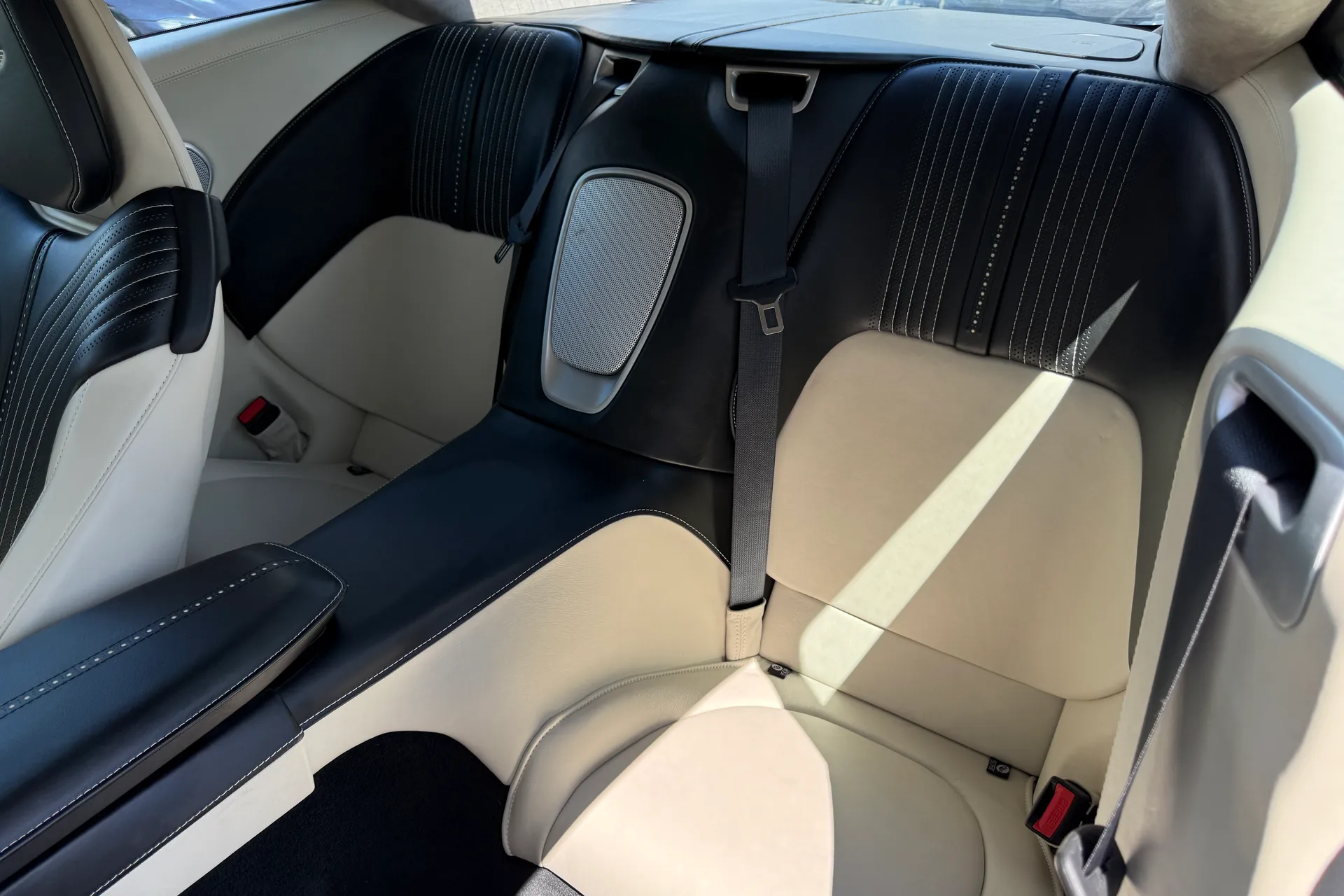Aston Martin DB11 thumbnail image number 27