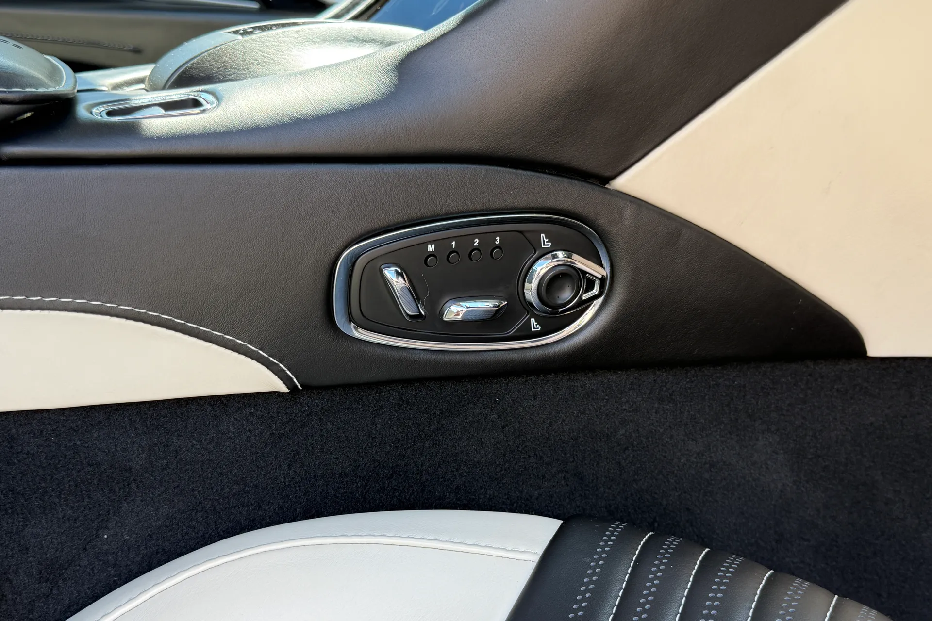 Aston Martin DB11 thumbnail image number 23