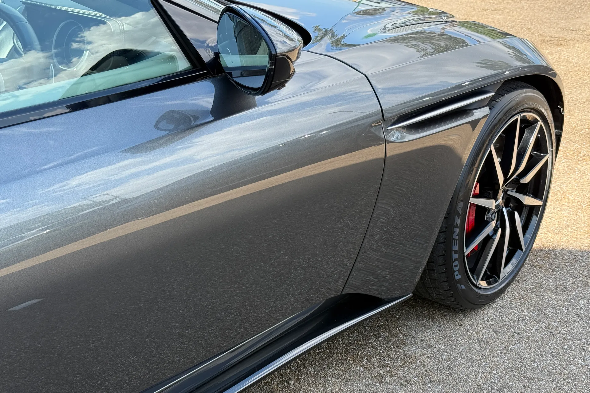 Aston Martin DB11 thumbnail image number 12