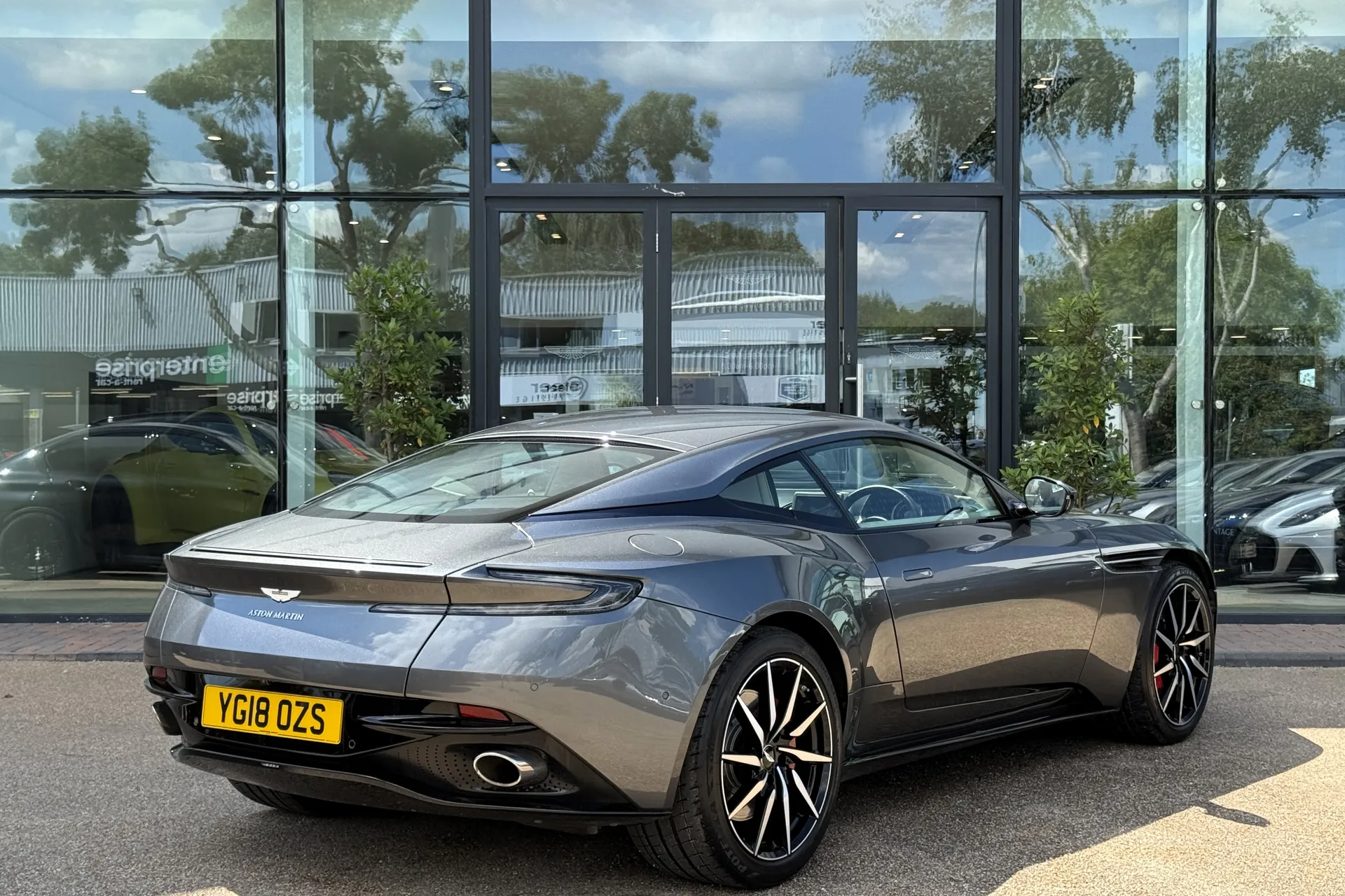 Aston Martin DB11 thumbnail image number 17