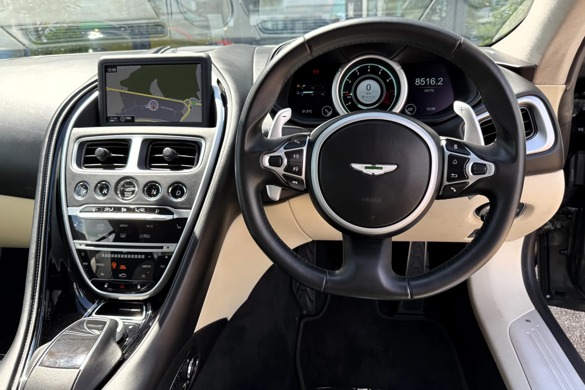 Aston Martin DB11 thumbnail image number 30