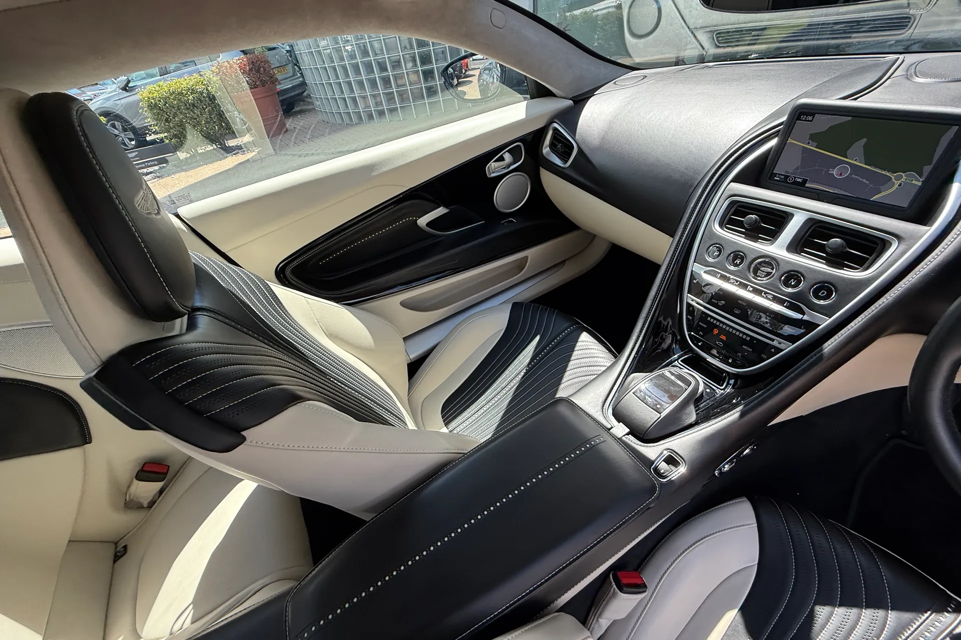 Aston Martin DB11 thumbnail image number 29