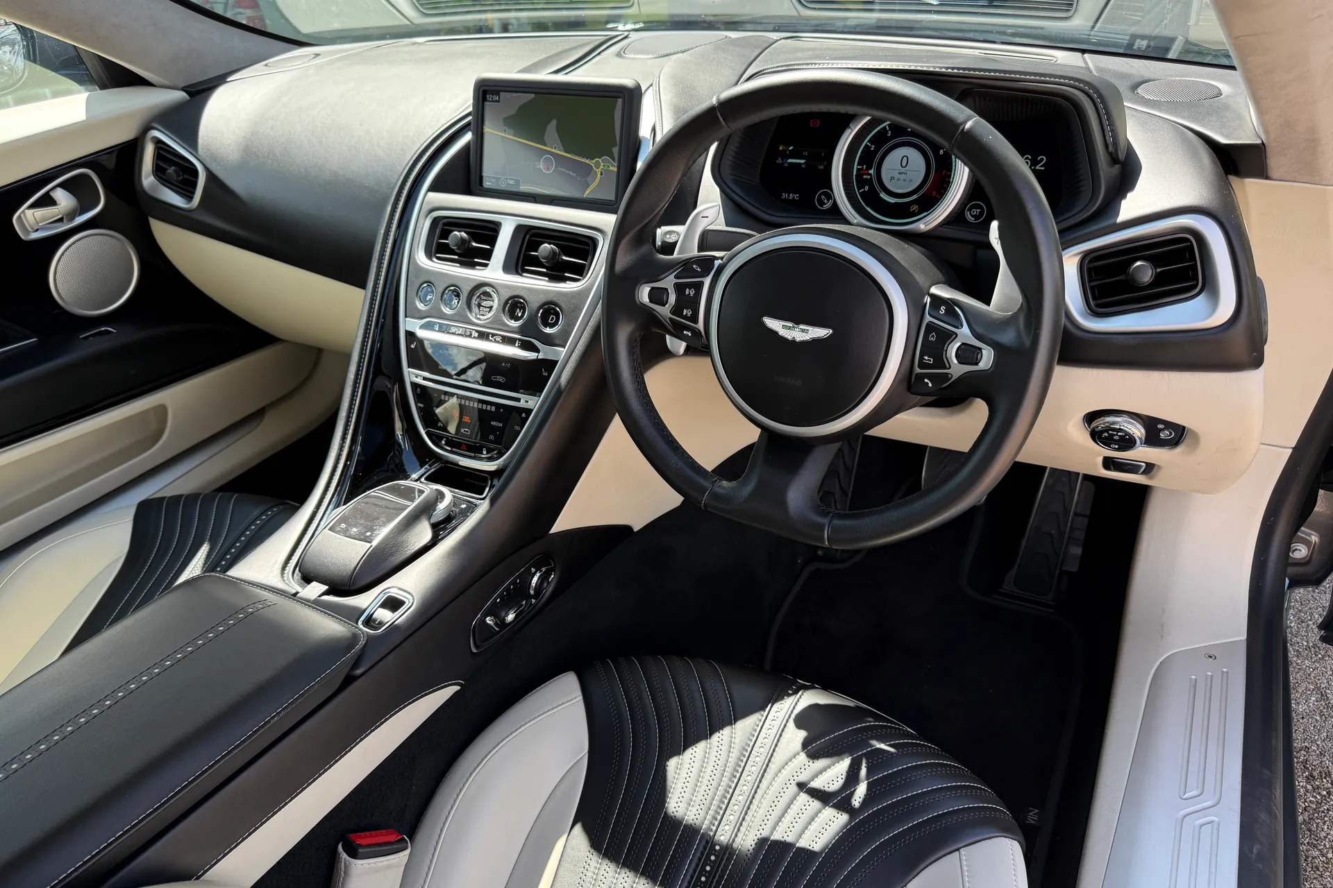 Aston Martin DB11 thumbnail image number 22