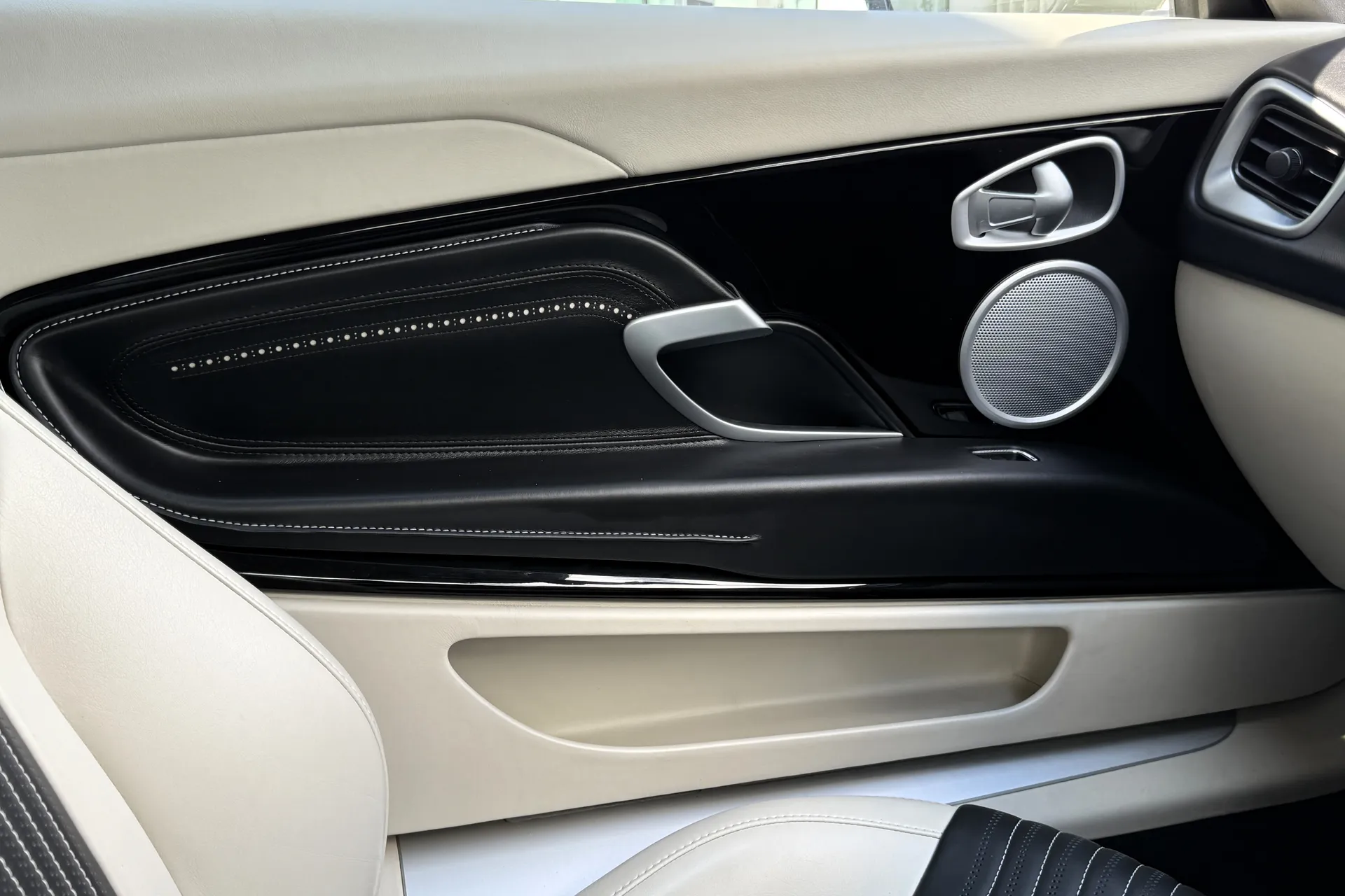Aston Martin DB11 thumbnail image number 36