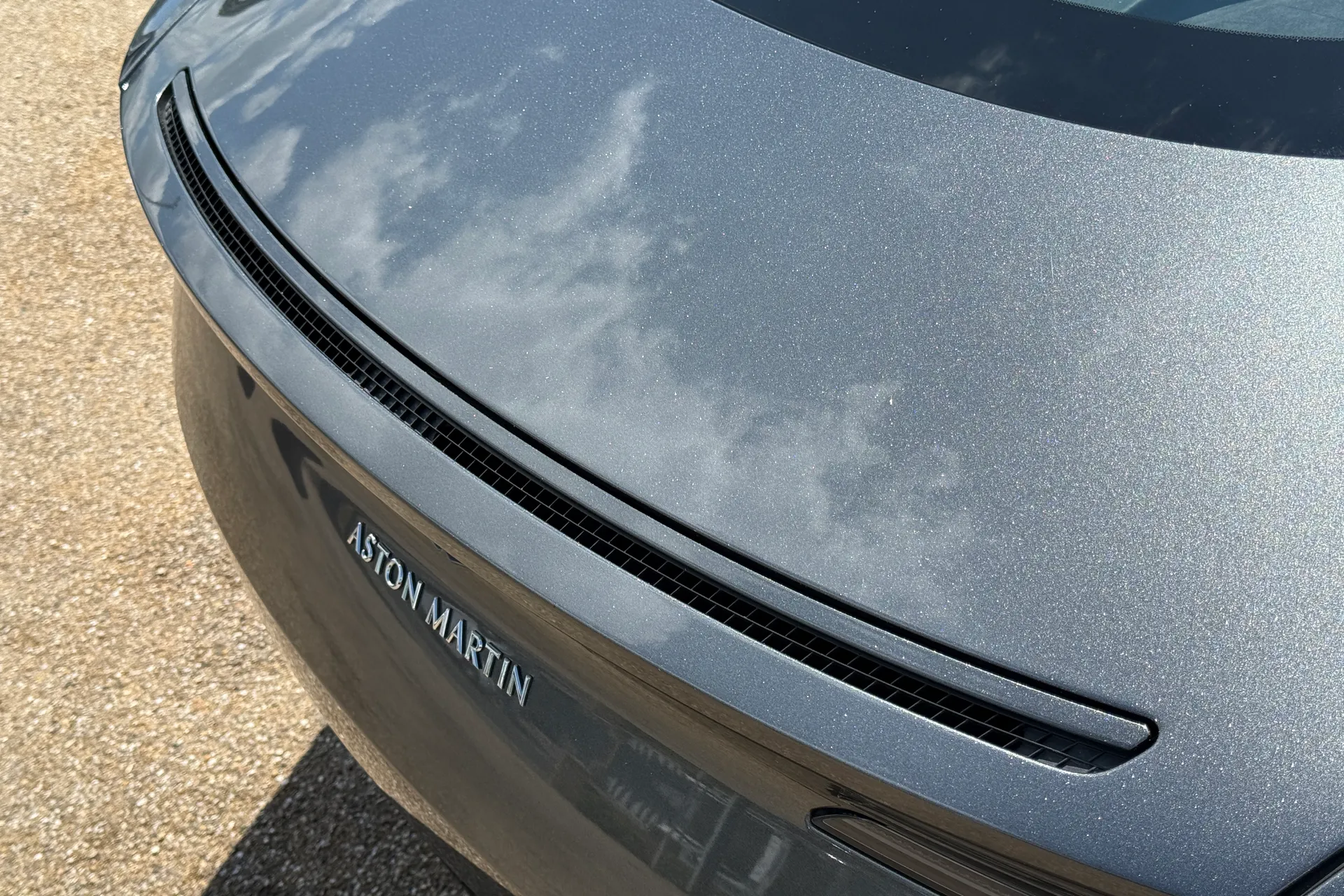 Aston Martin DB11 thumbnail image number 16