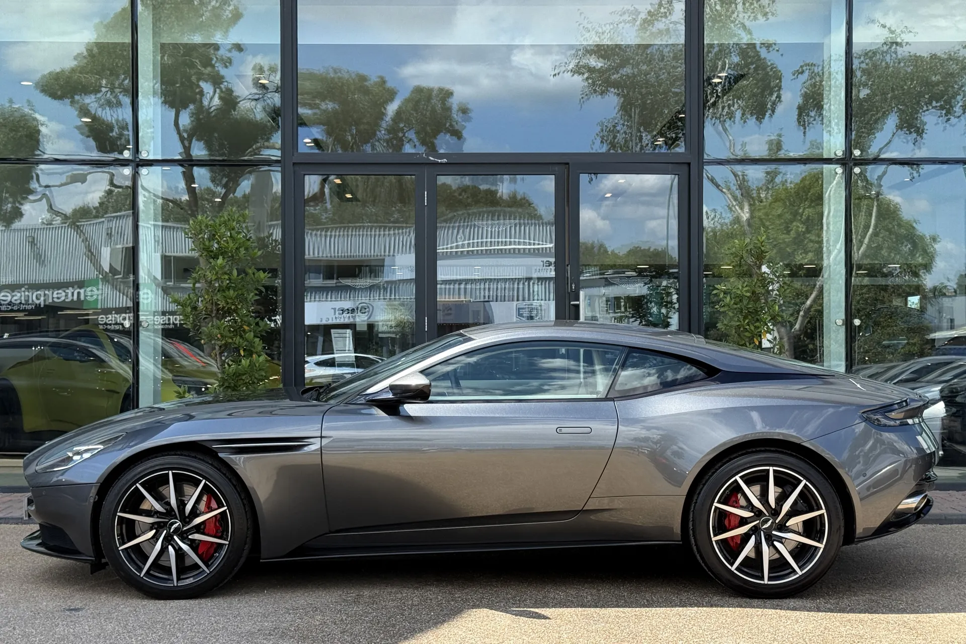 Aston Martin DB11 thumbnail image number 49