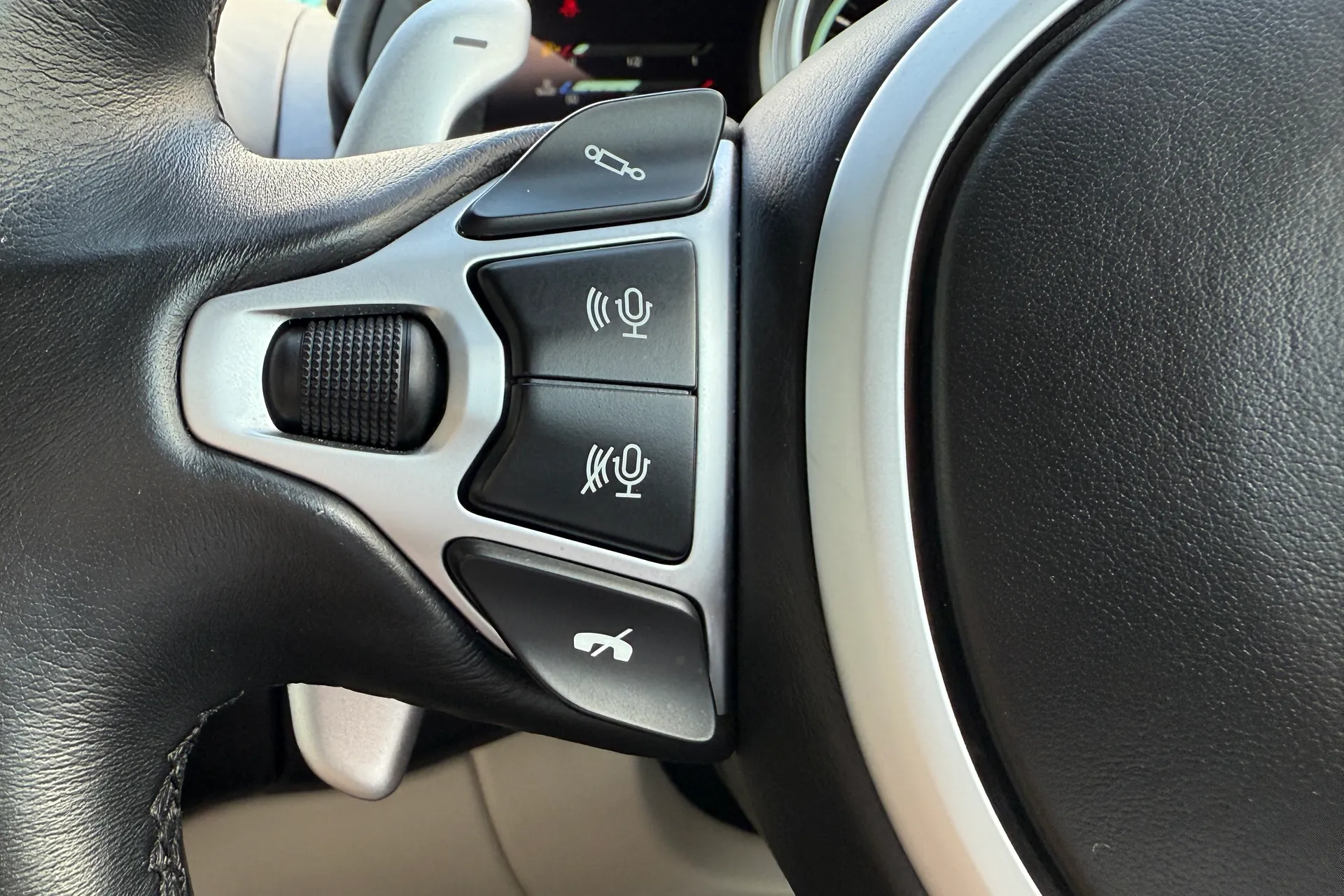Aston Martin DB11 thumbnail image number 38