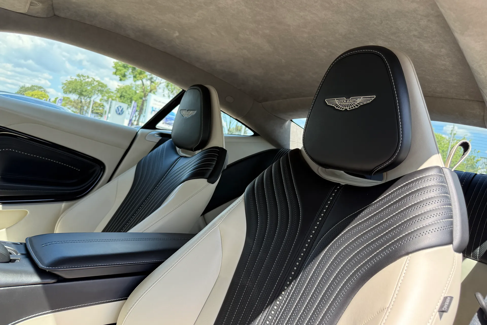 Aston Martin DB11 thumbnail image number 25