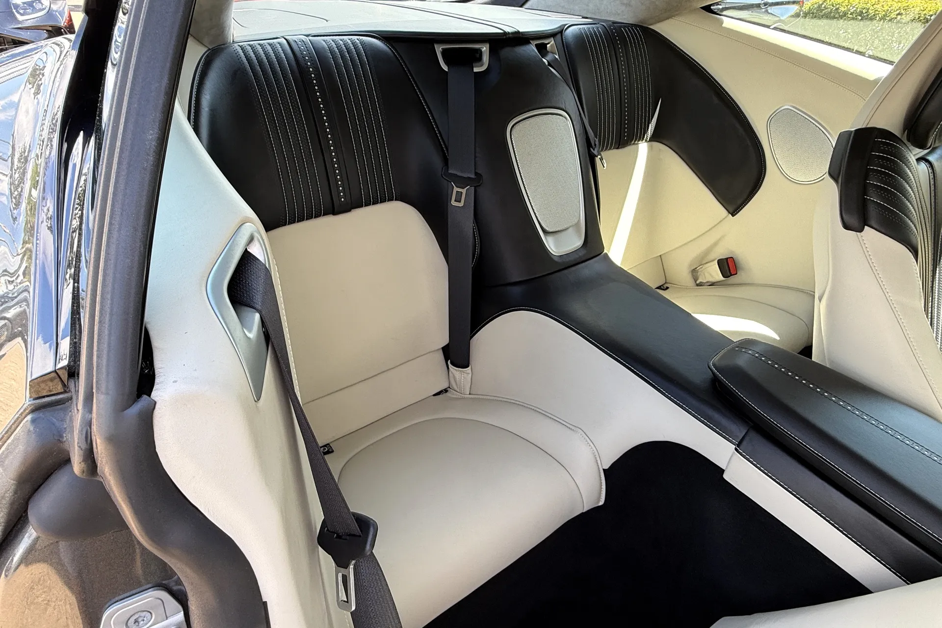 Aston Martin DB11 thumbnail image number 21