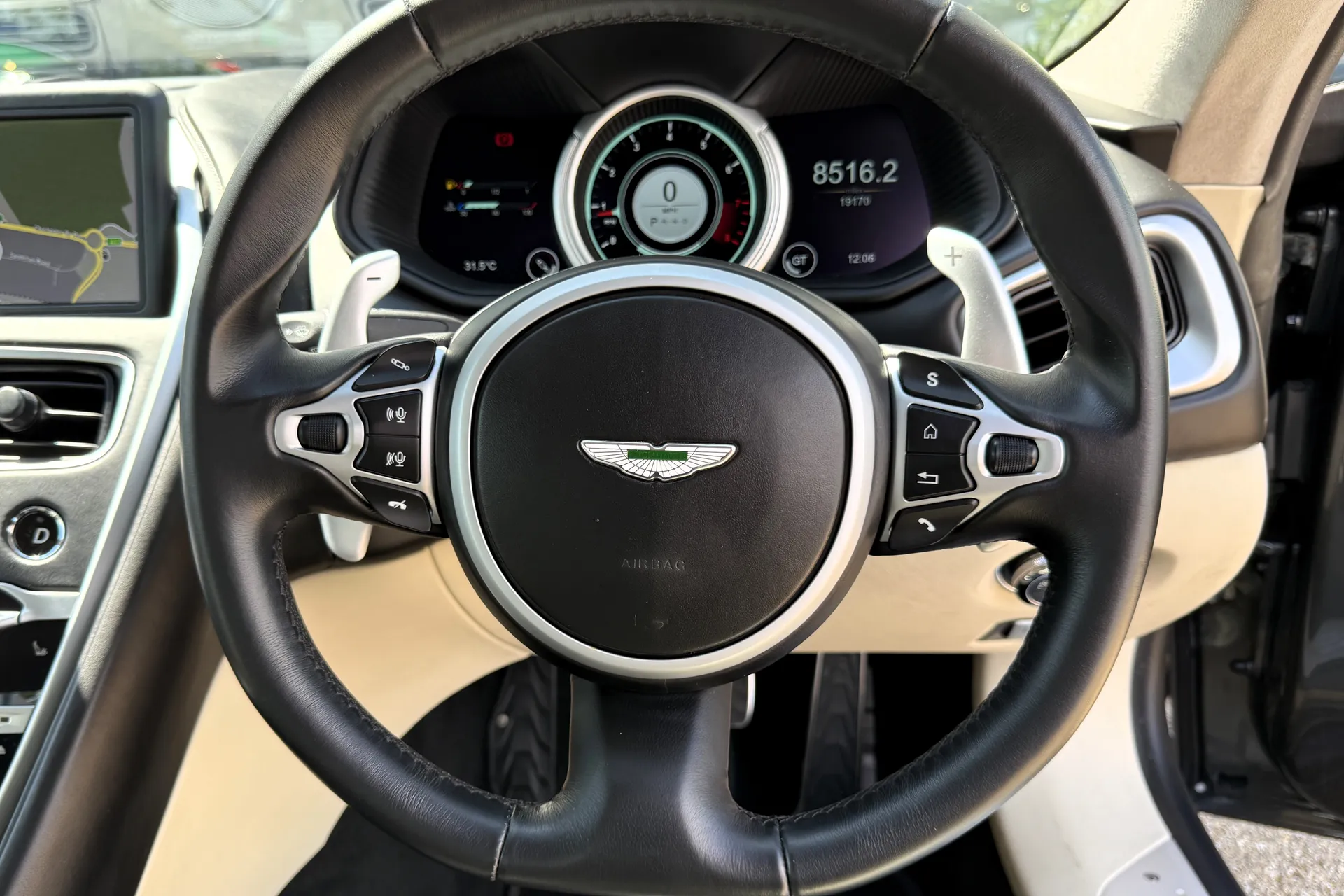 Aston Martin DB11 thumbnail image number 31