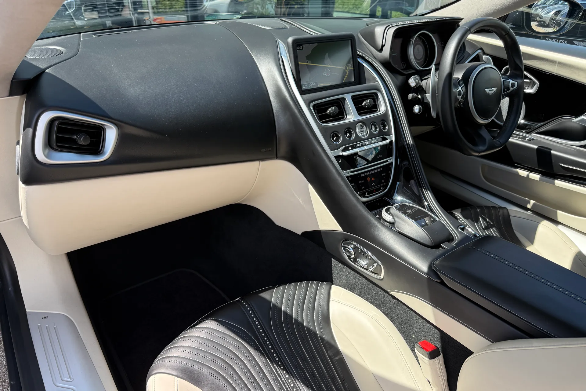 Aston Martin DB11 thumbnail image number 4