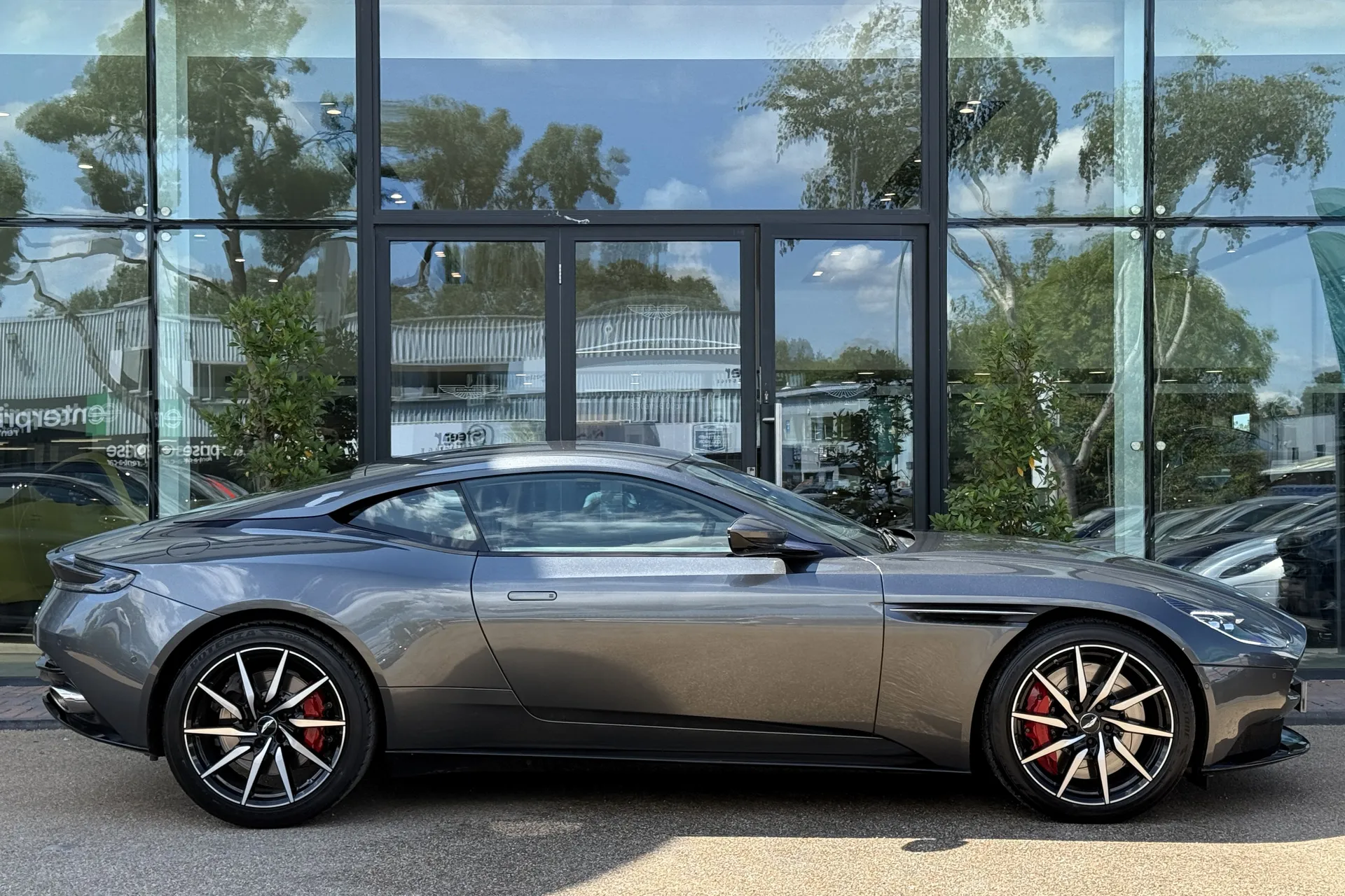 Aston Martin DB11 thumbnail image number 2