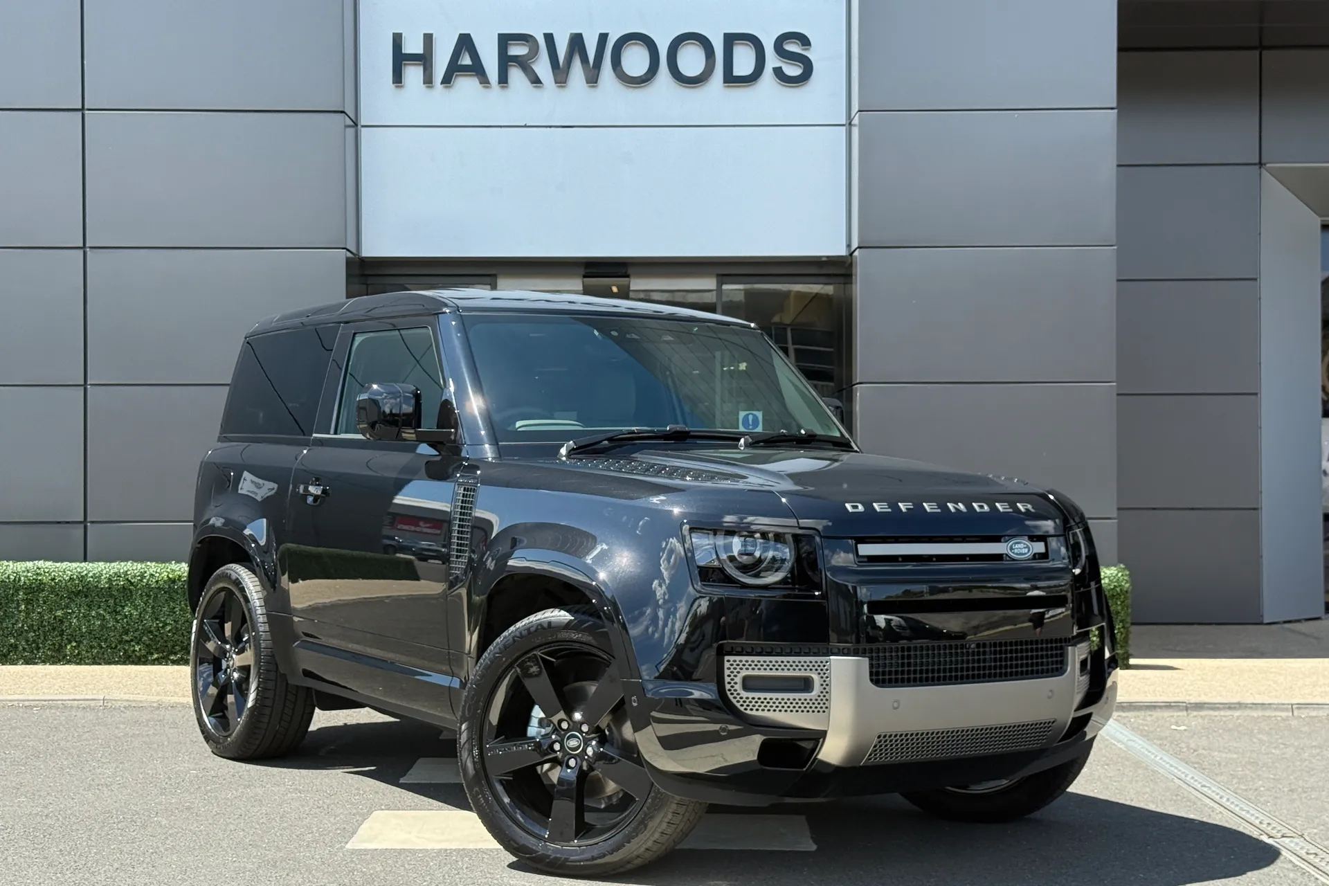 LAND ROVER Defender 90 focused image