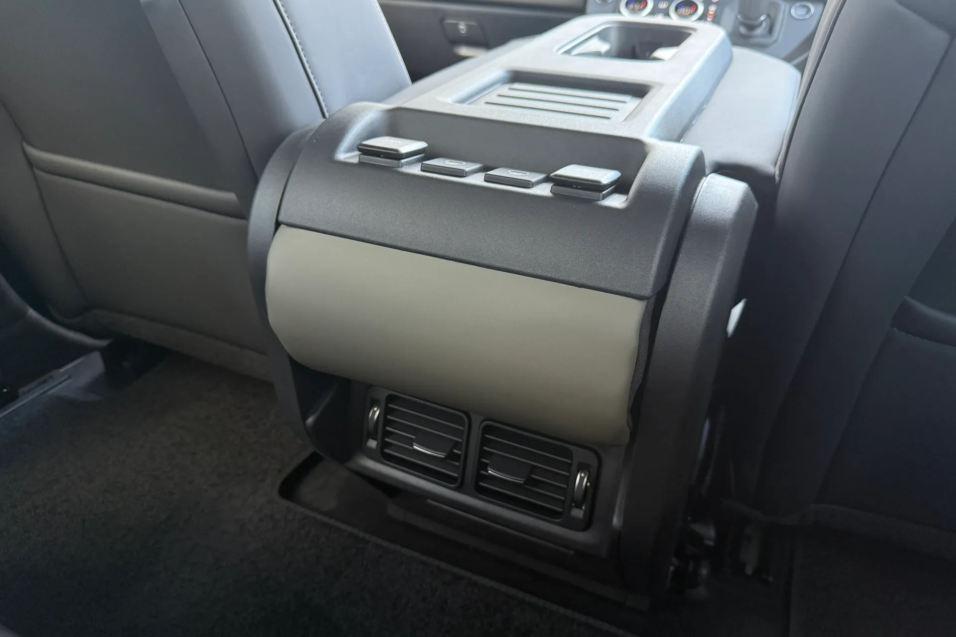 LAND ROVER Defender 90 thumbnail image number 44