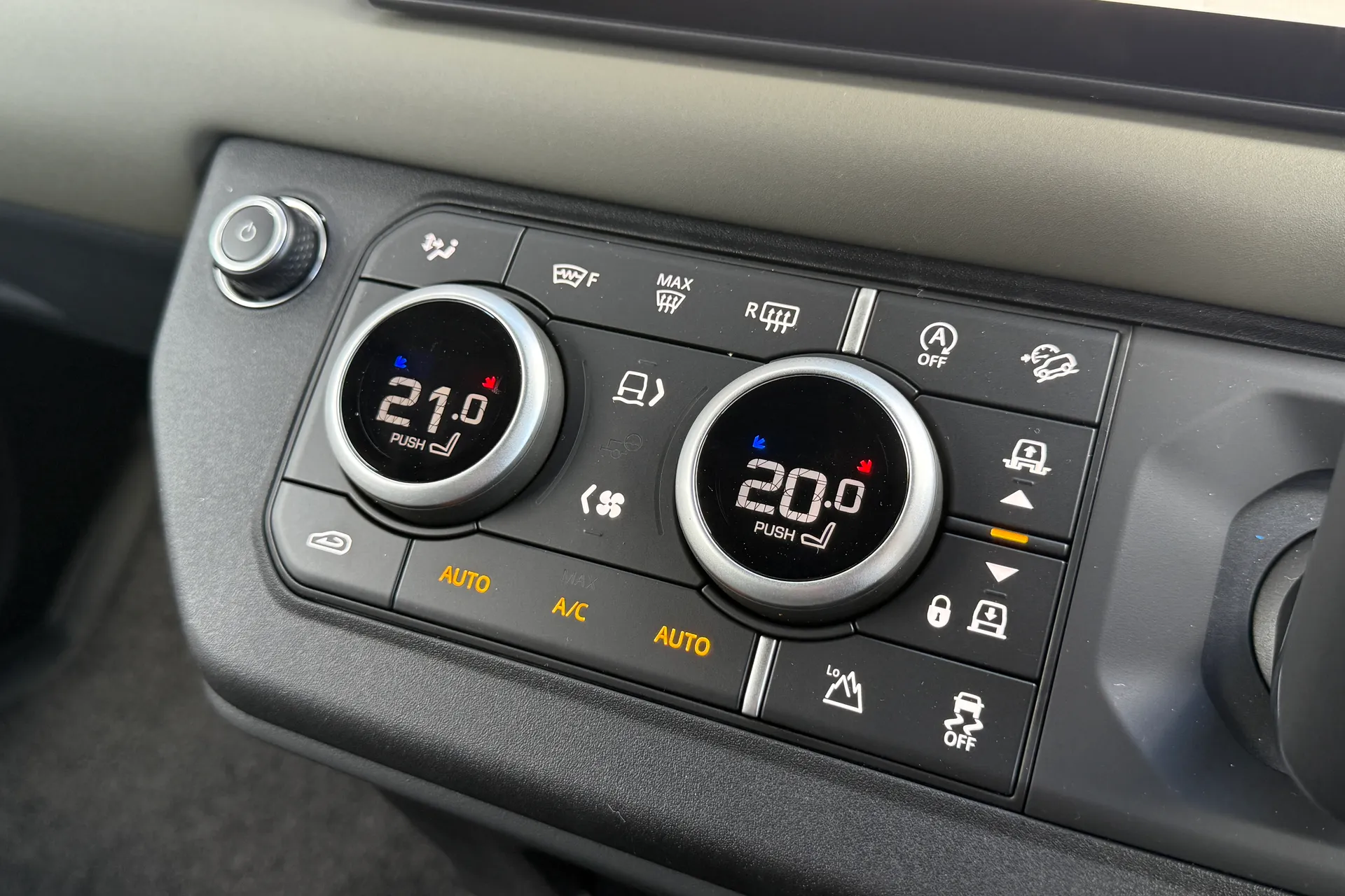 LAND ROVER Defender 90 thumbnail image number 31