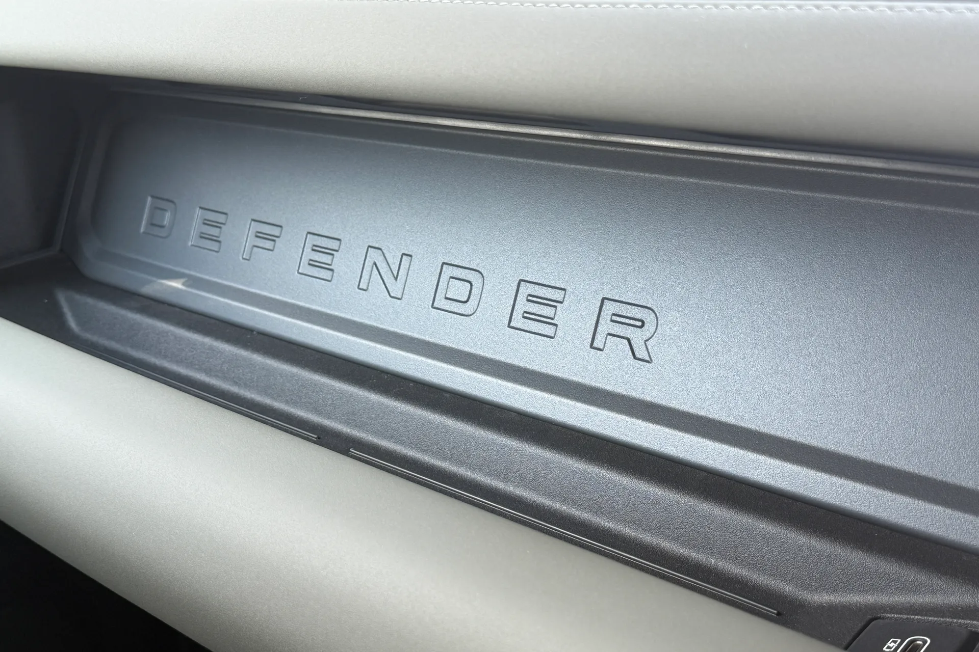 LAND ROVER Defender 90 thumbnail image number 36