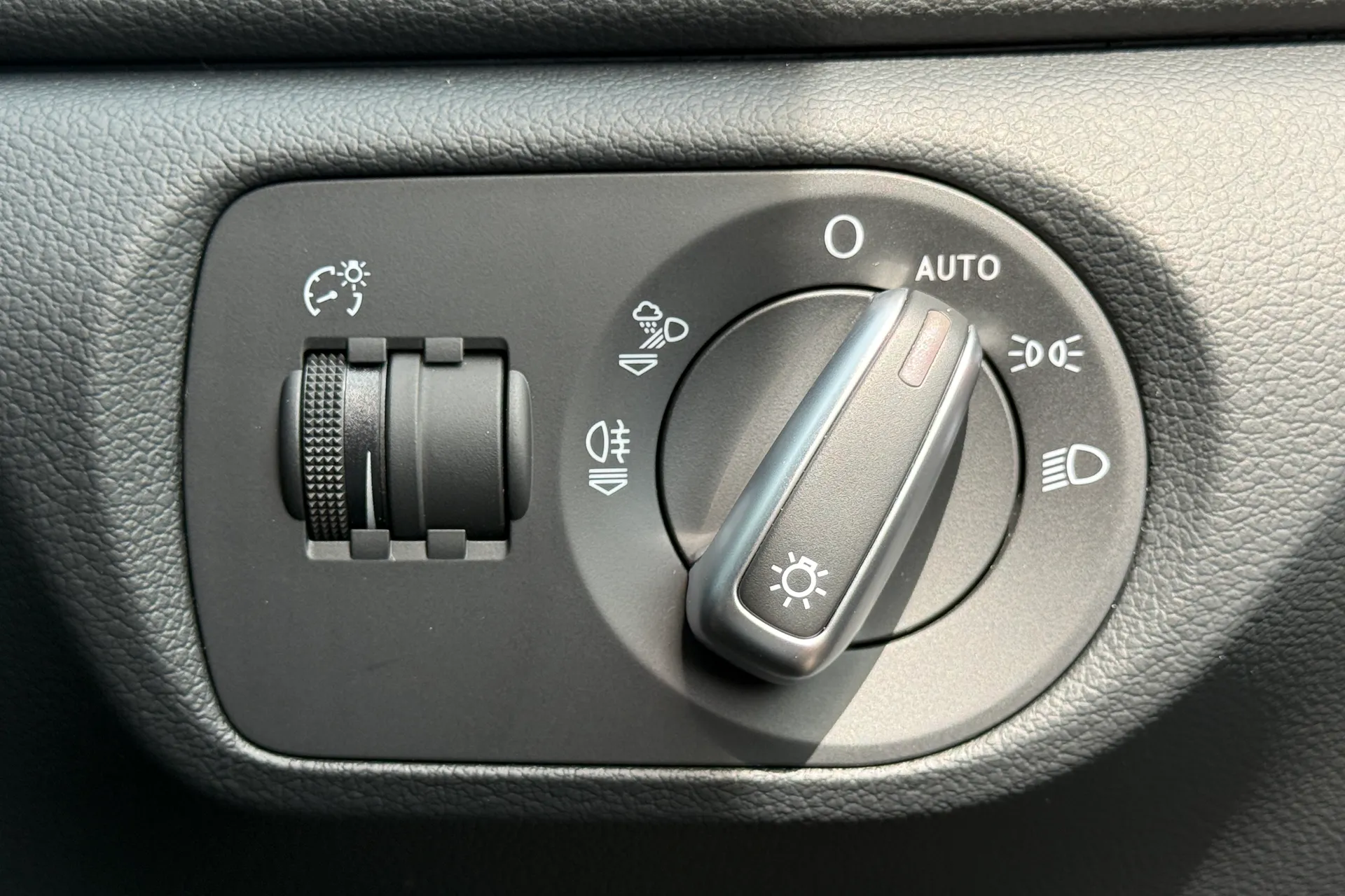 Audi Q3 thumbnail image number 20