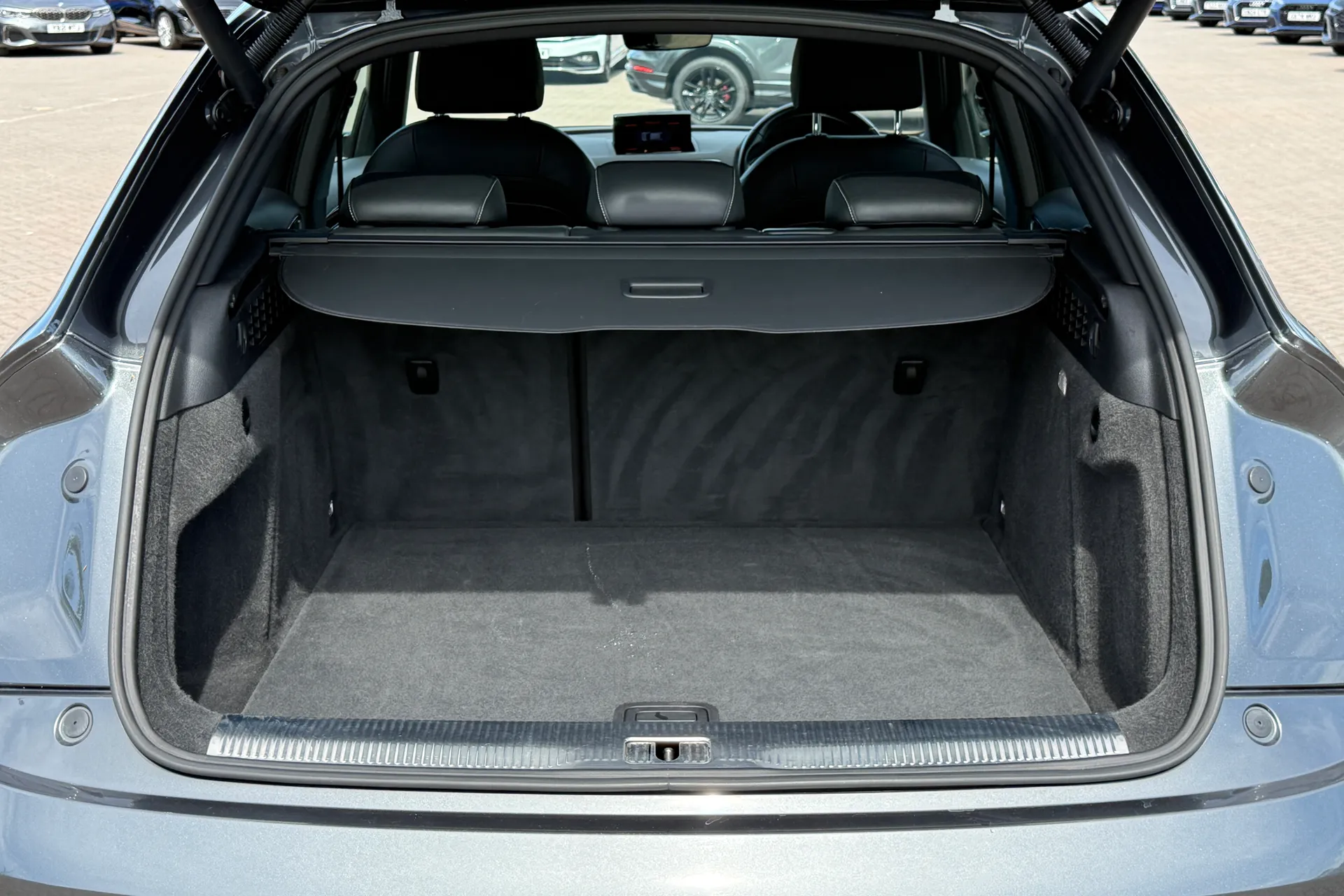 Audi Q3 thumbnail image number 32