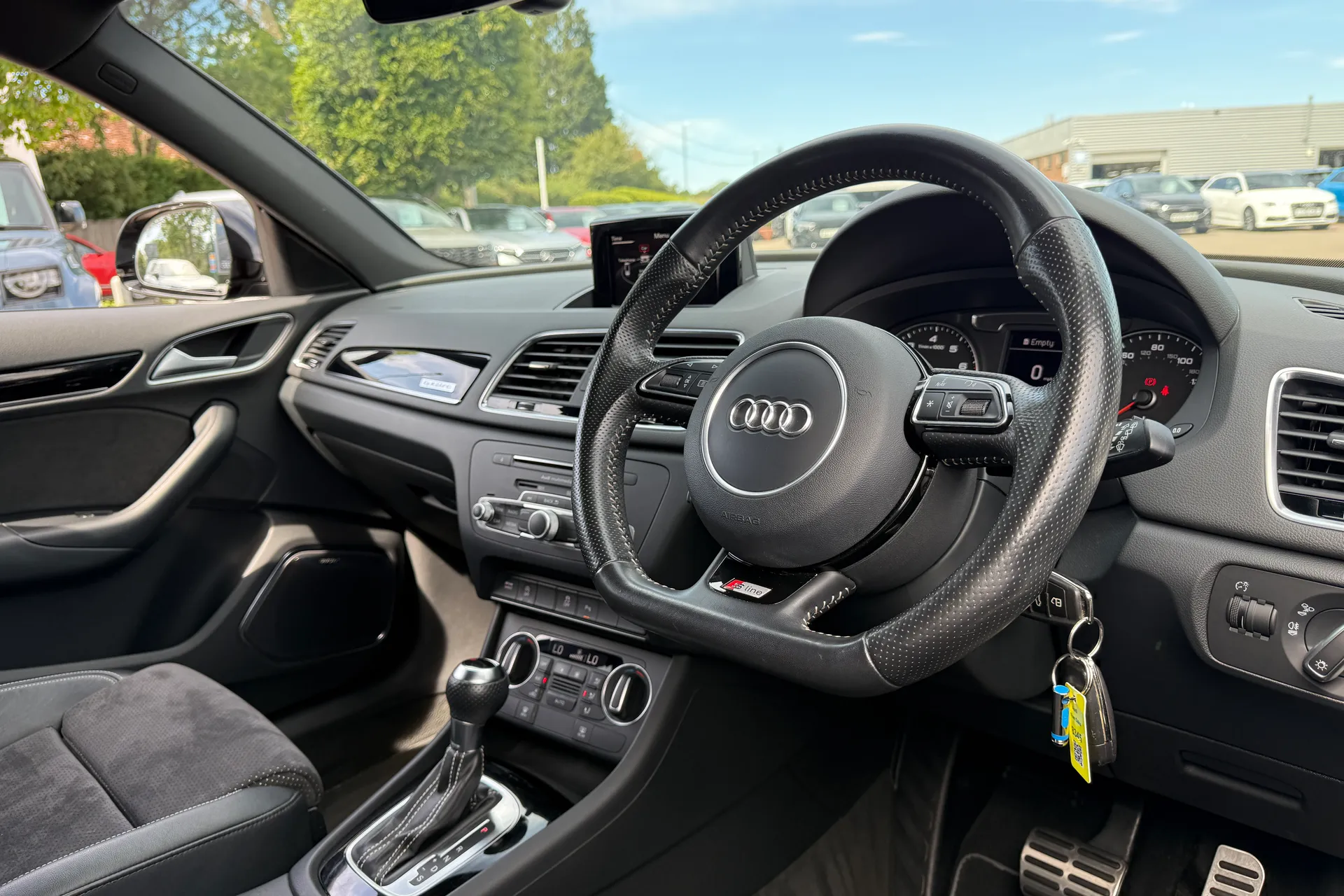 Audi Q3 thumbnail image number 25