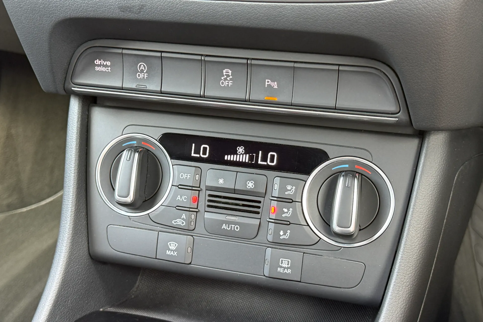 Audi Q3 thumbnail image number 14
