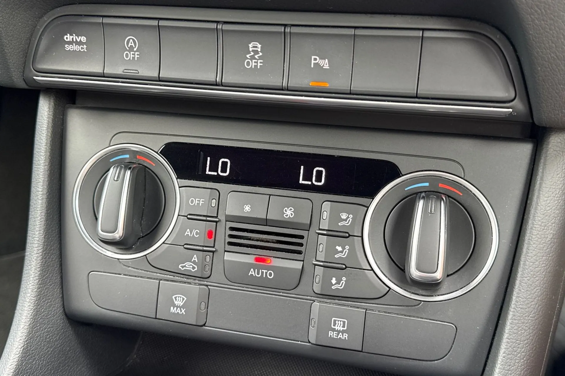 Audi Q3 thumbnail image number 16