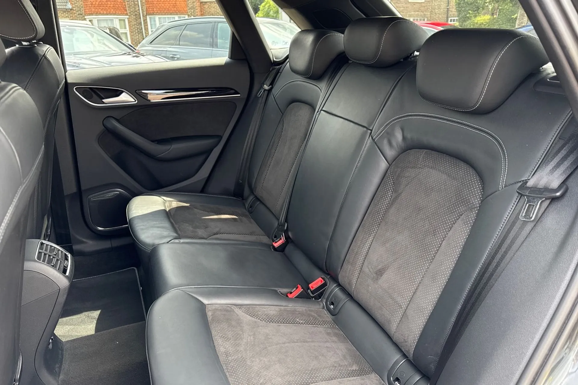 Audi Q3 thumbnail image number 39
