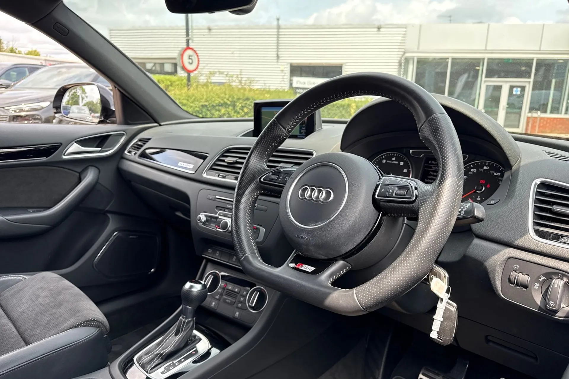 Audi Q3 thumbnail image number 28