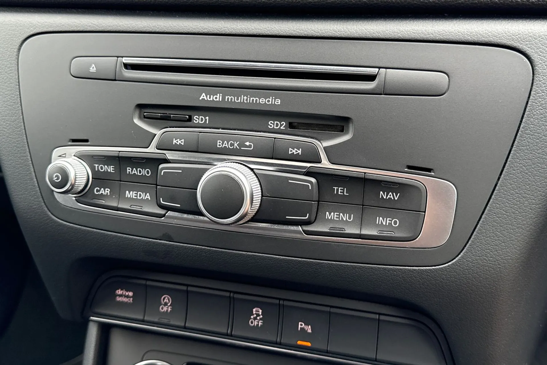 Audi Q3 thumbnail image number 15