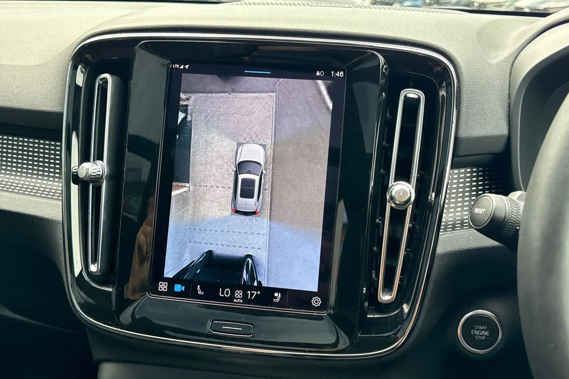 Volvo XC40 thumbnail image number 4