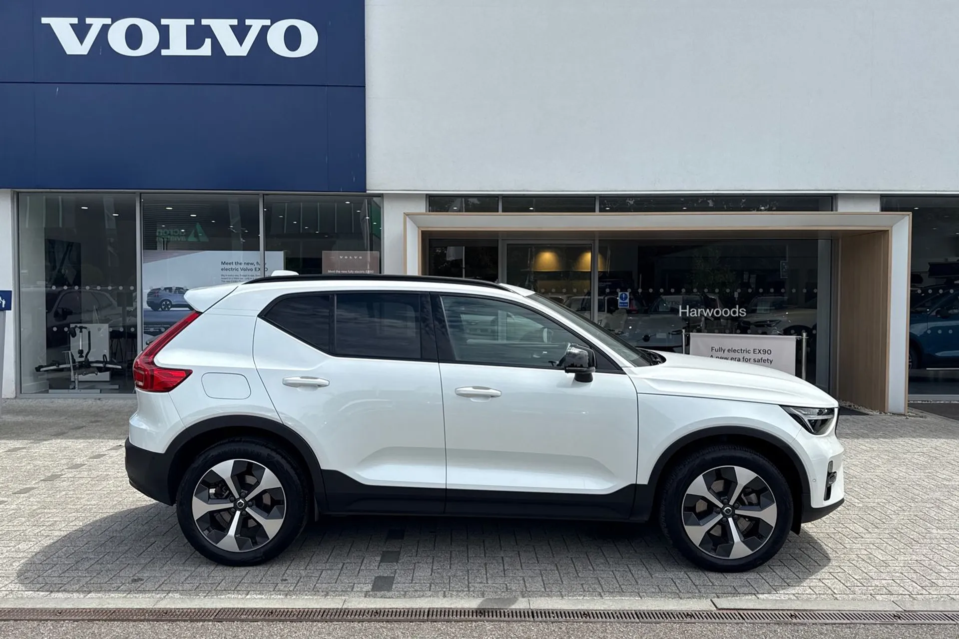 Volvo XC40 thumbnail image number 2