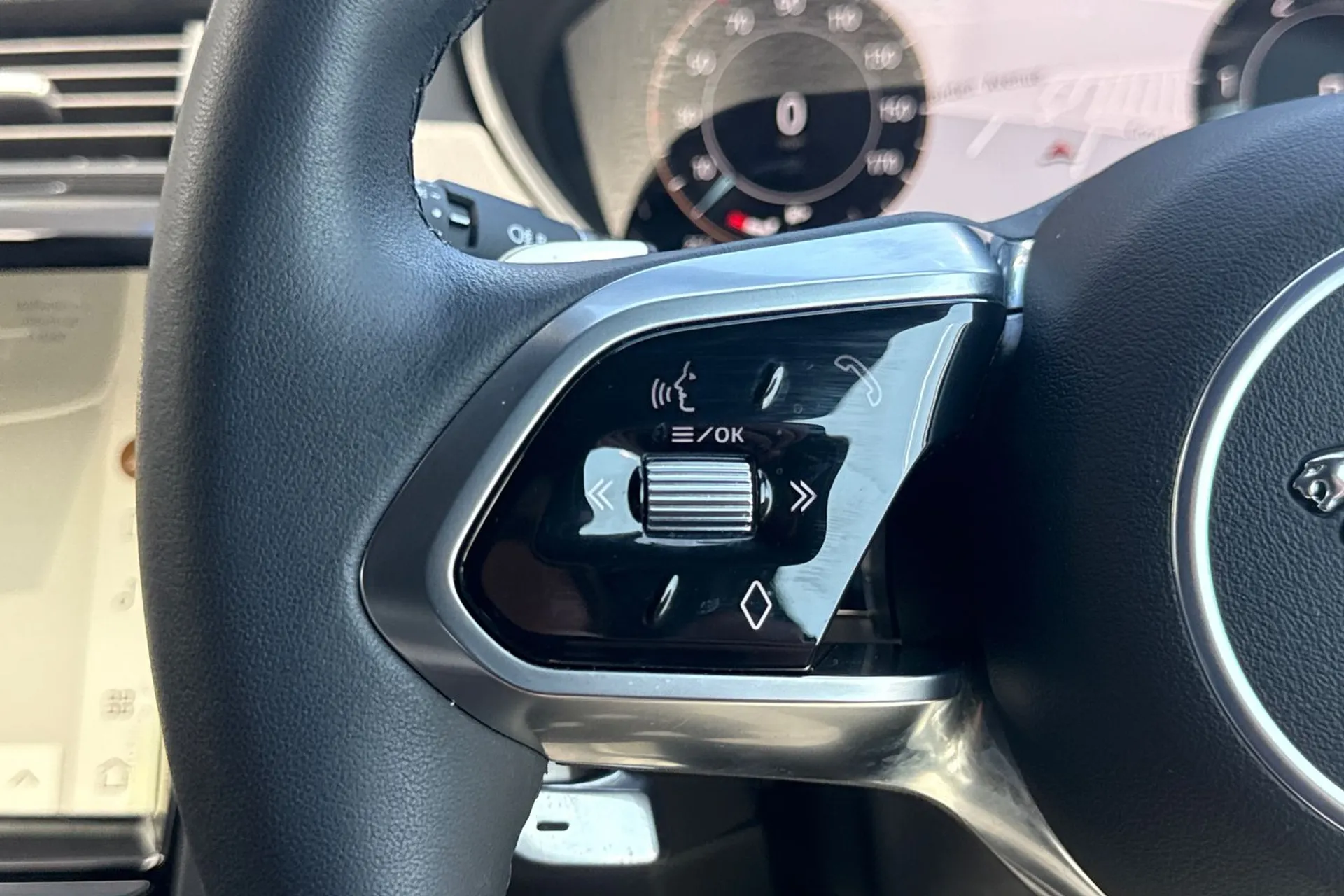 Jaguar E-PACE thumbnail image number 17