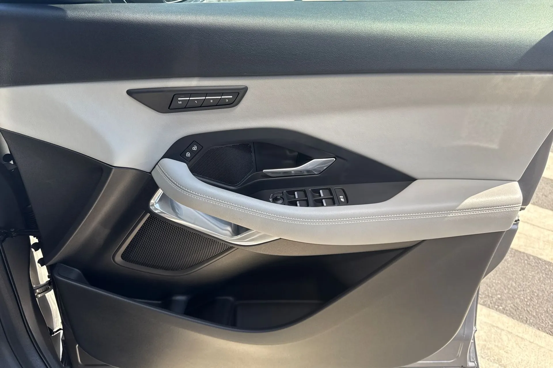 Jaguar E-PACE thumbnail image number 13