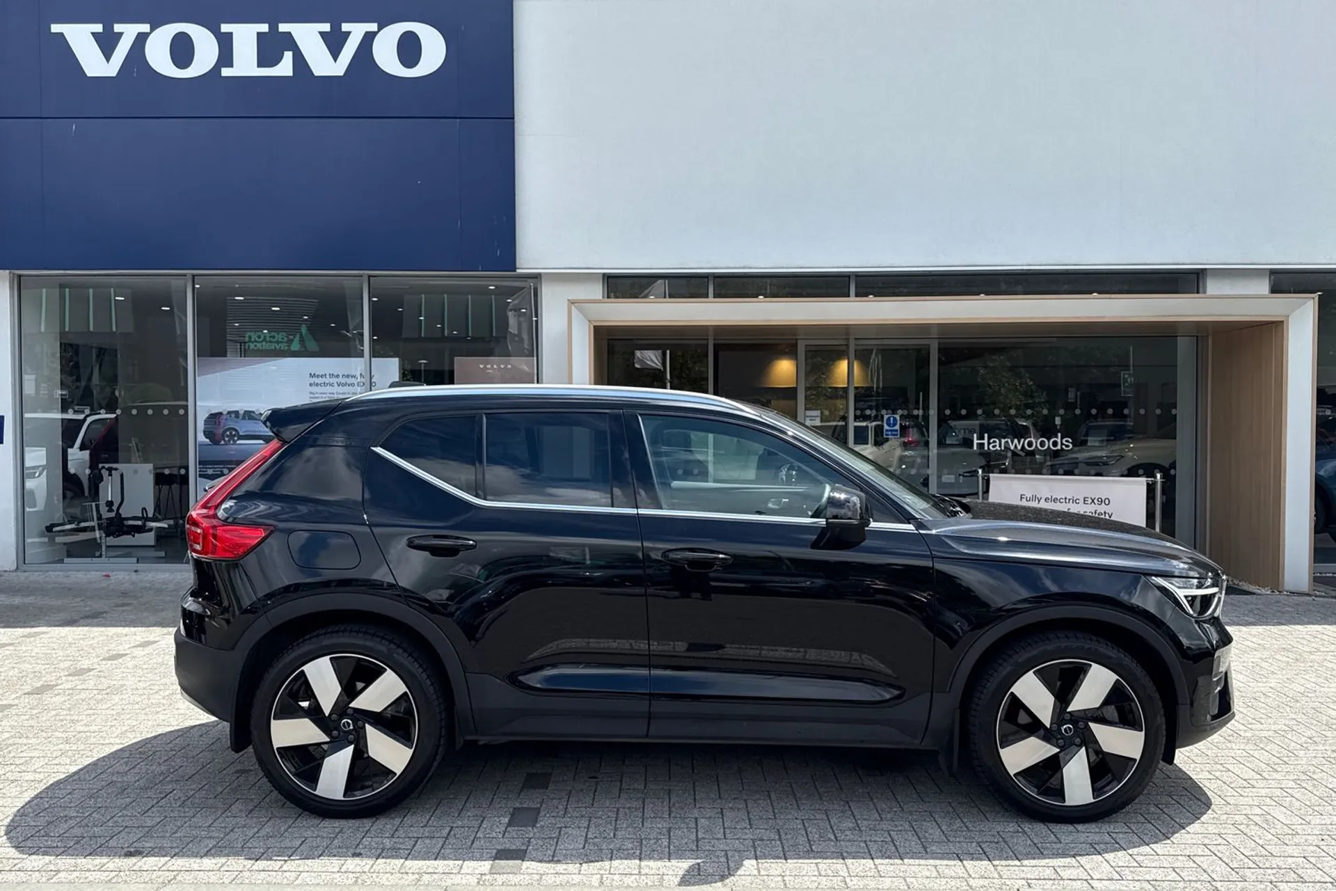 Volvo XC40 thumbnail image number 2