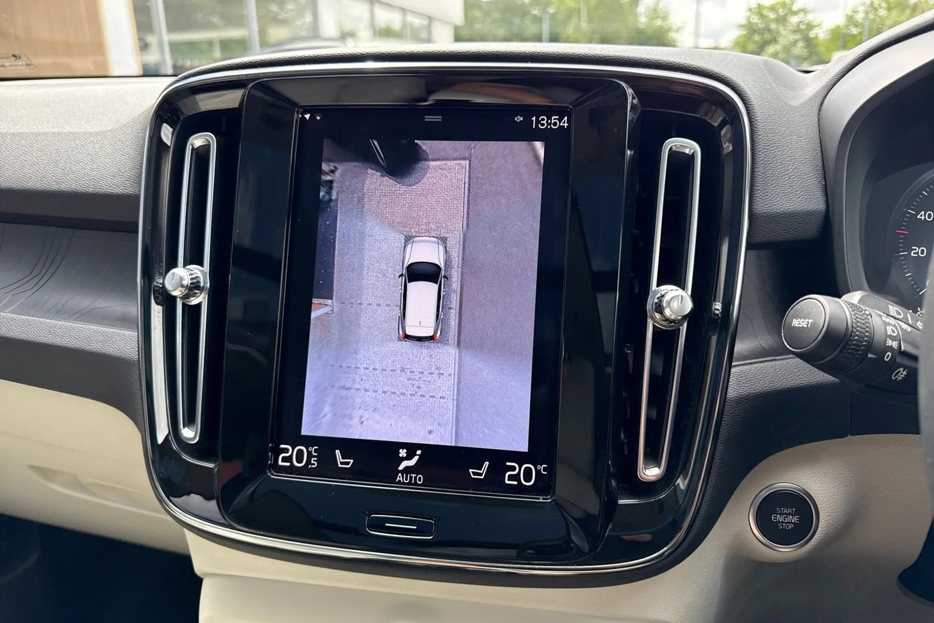 Volvo XC40 thumbnail image number 4
