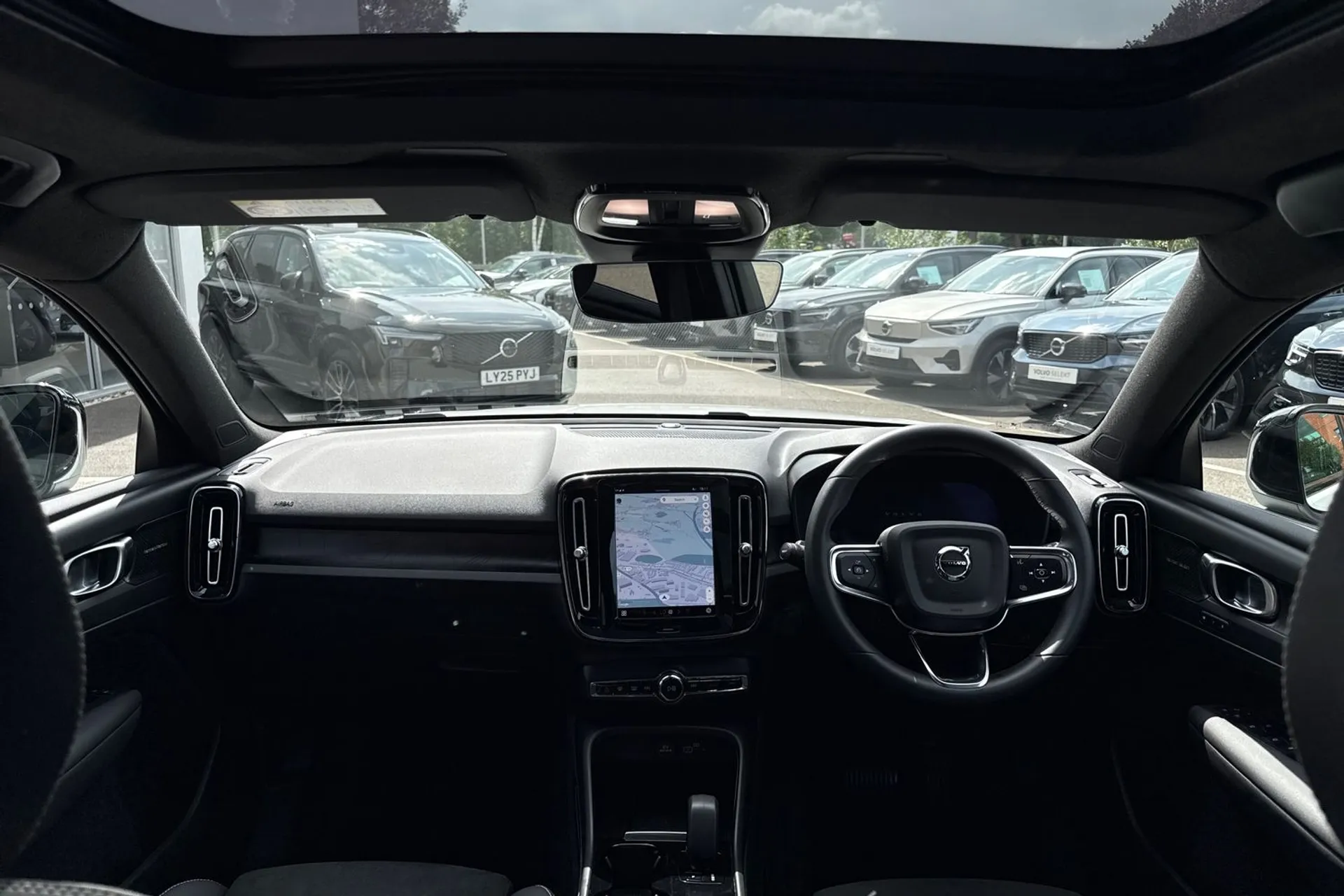 Volvo XC40 thumbnail image number 3