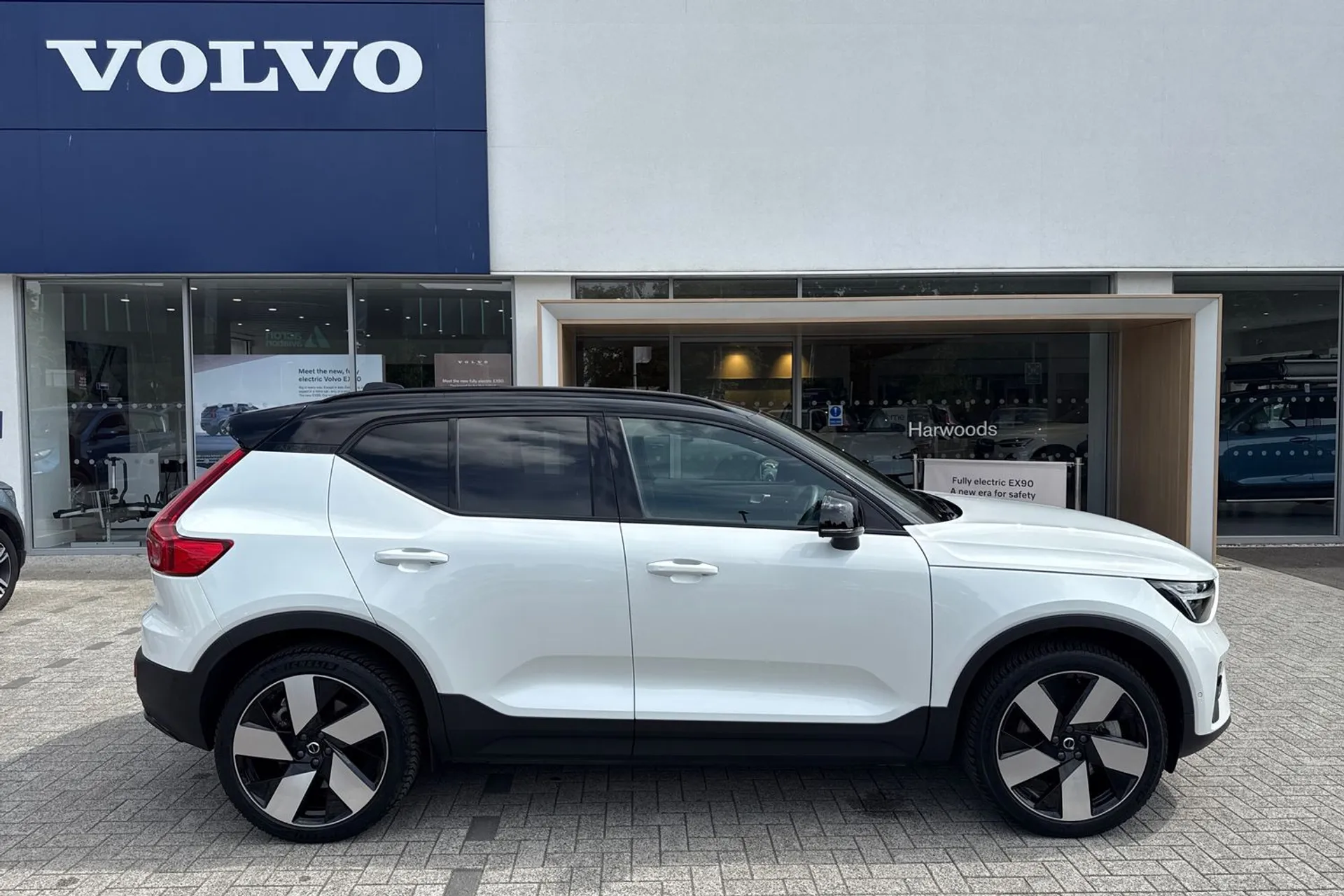 Volvo XC40 thumbnail image number 2
