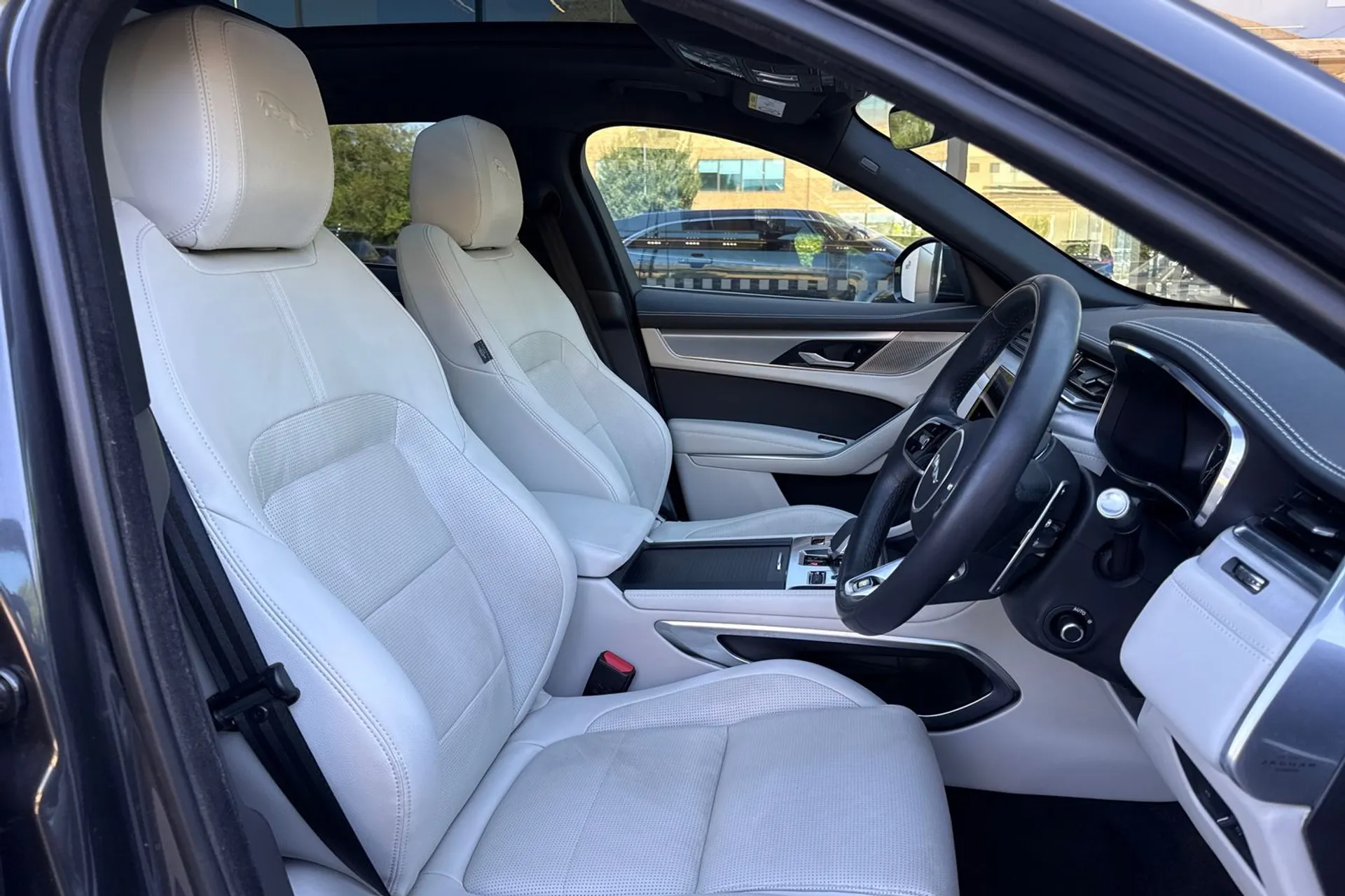 Jaguar F-PACE thumbnail image number 43