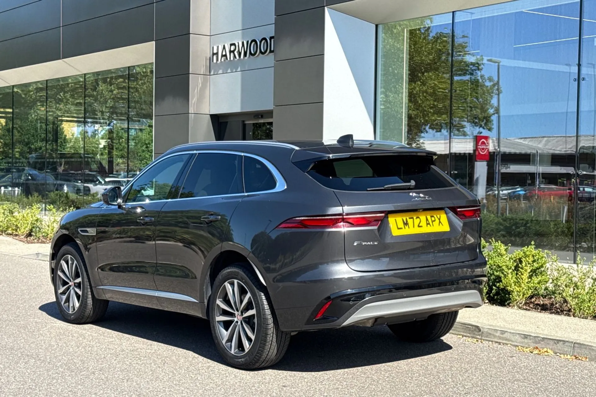 Jaguar F-PACE thumbnail image number 16