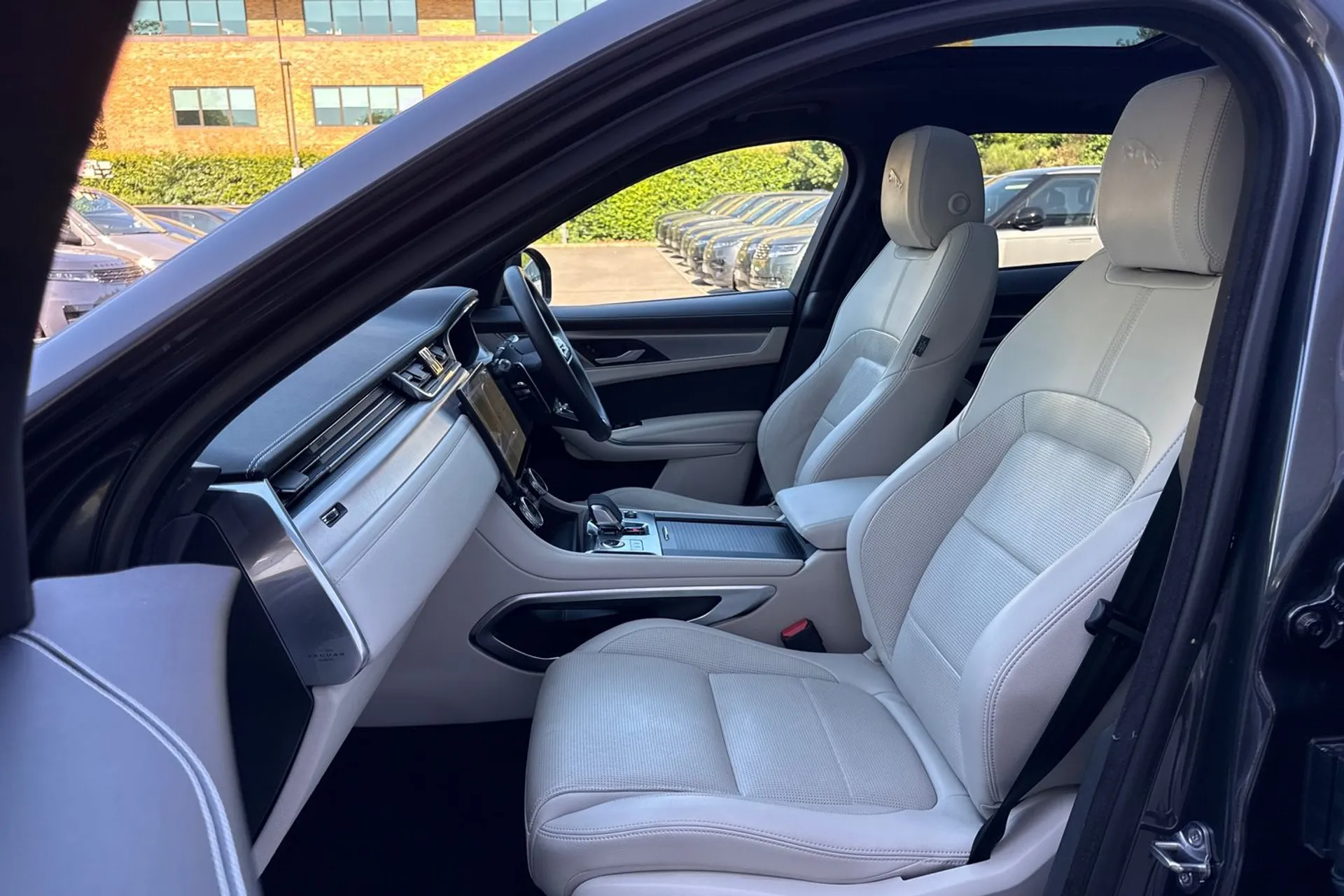 Jaguar F-PACE thumbnail image number 48