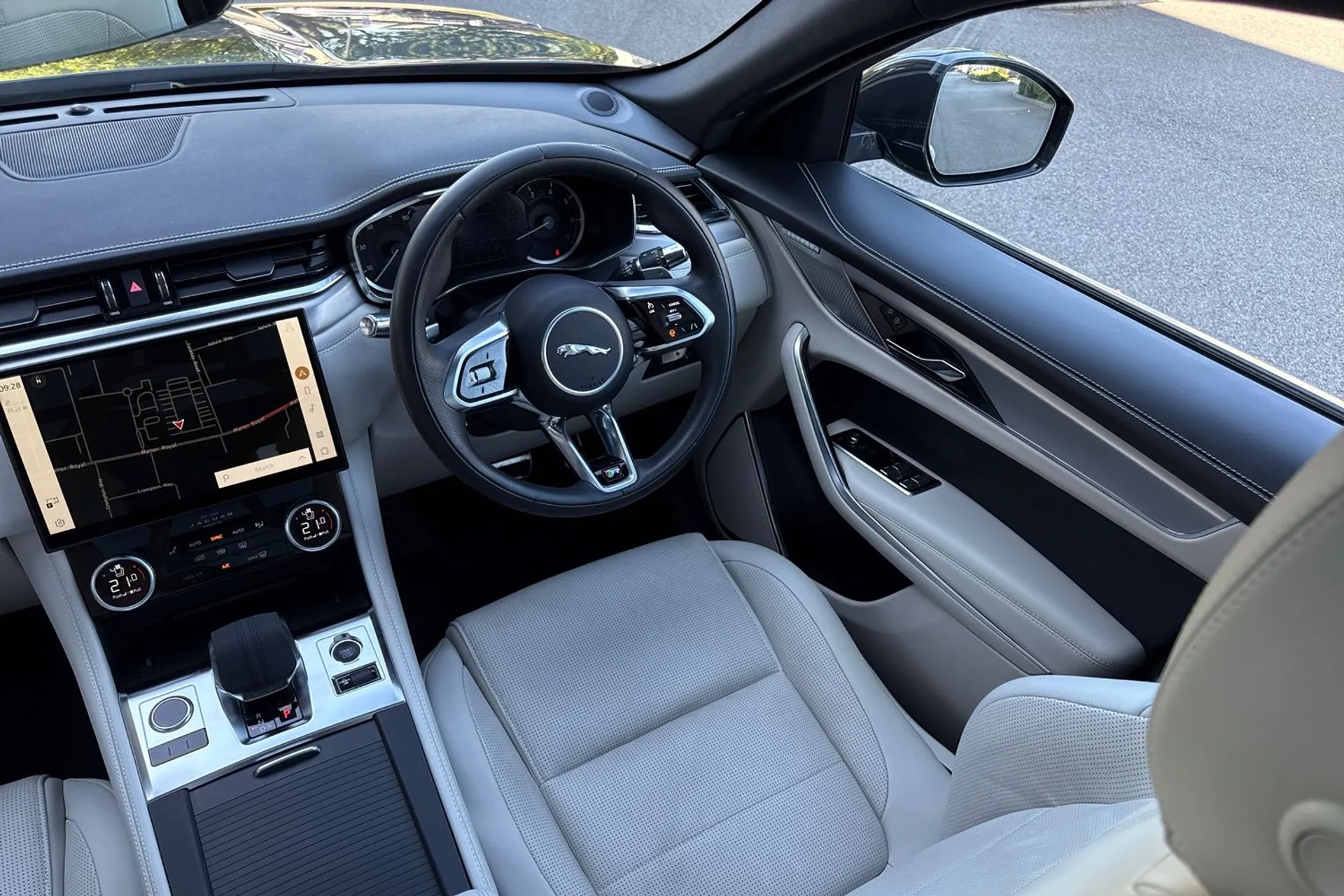 Jaguar F-PACE thumbnail image number 33