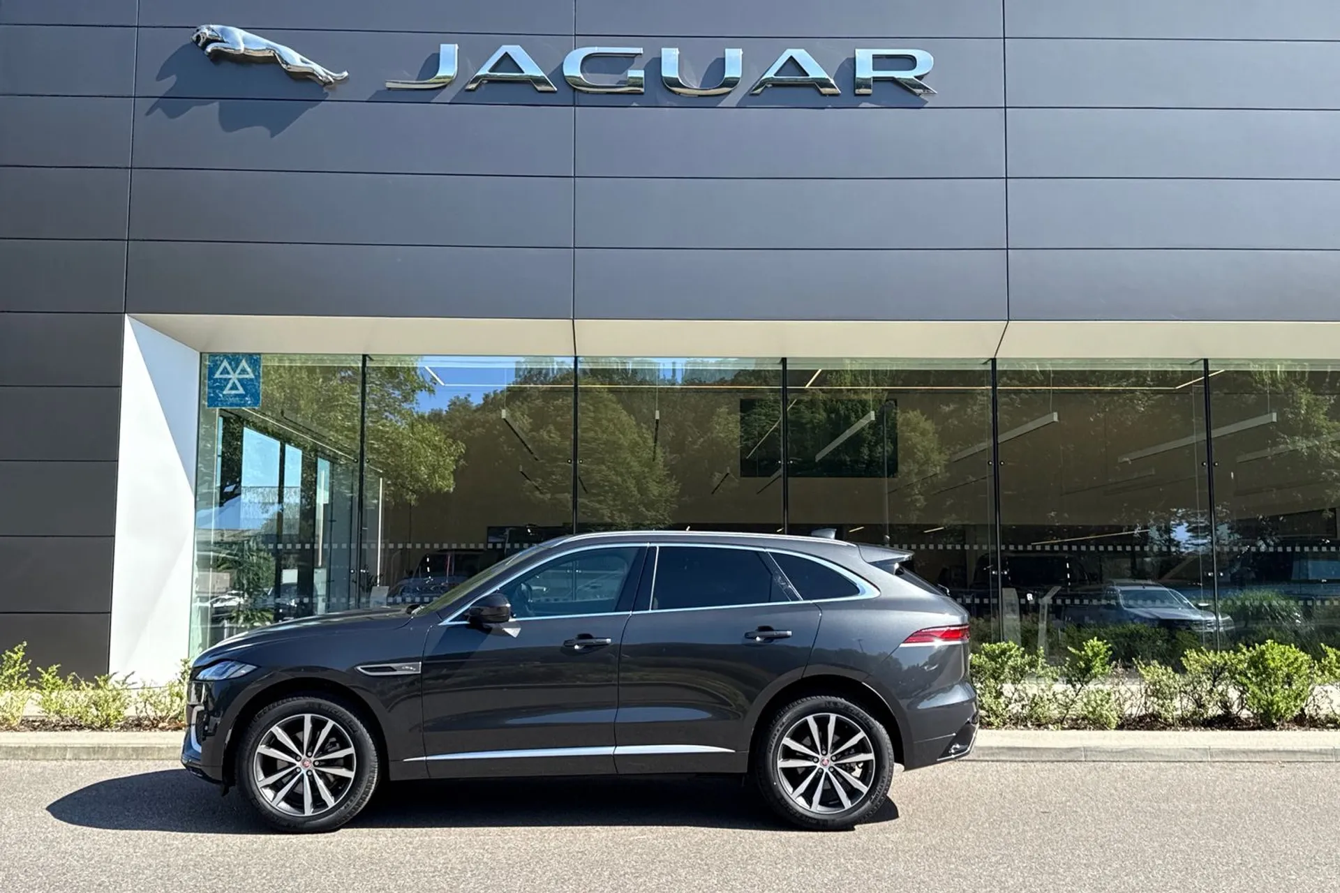 Jaguar F-PACE thumbnail image number 7