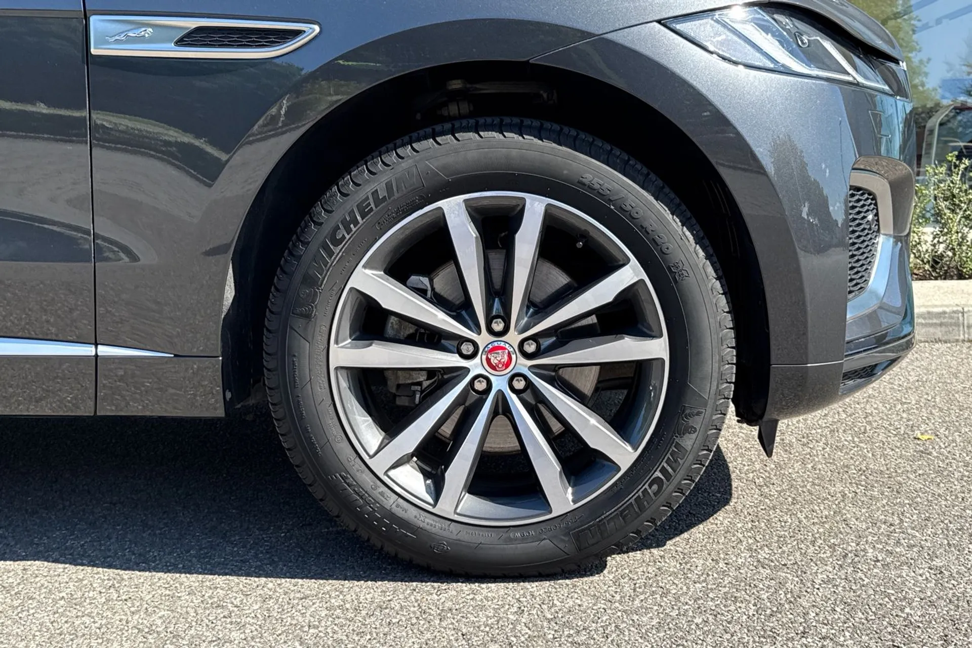 Jaguar F-PACE thumbnail image number 21