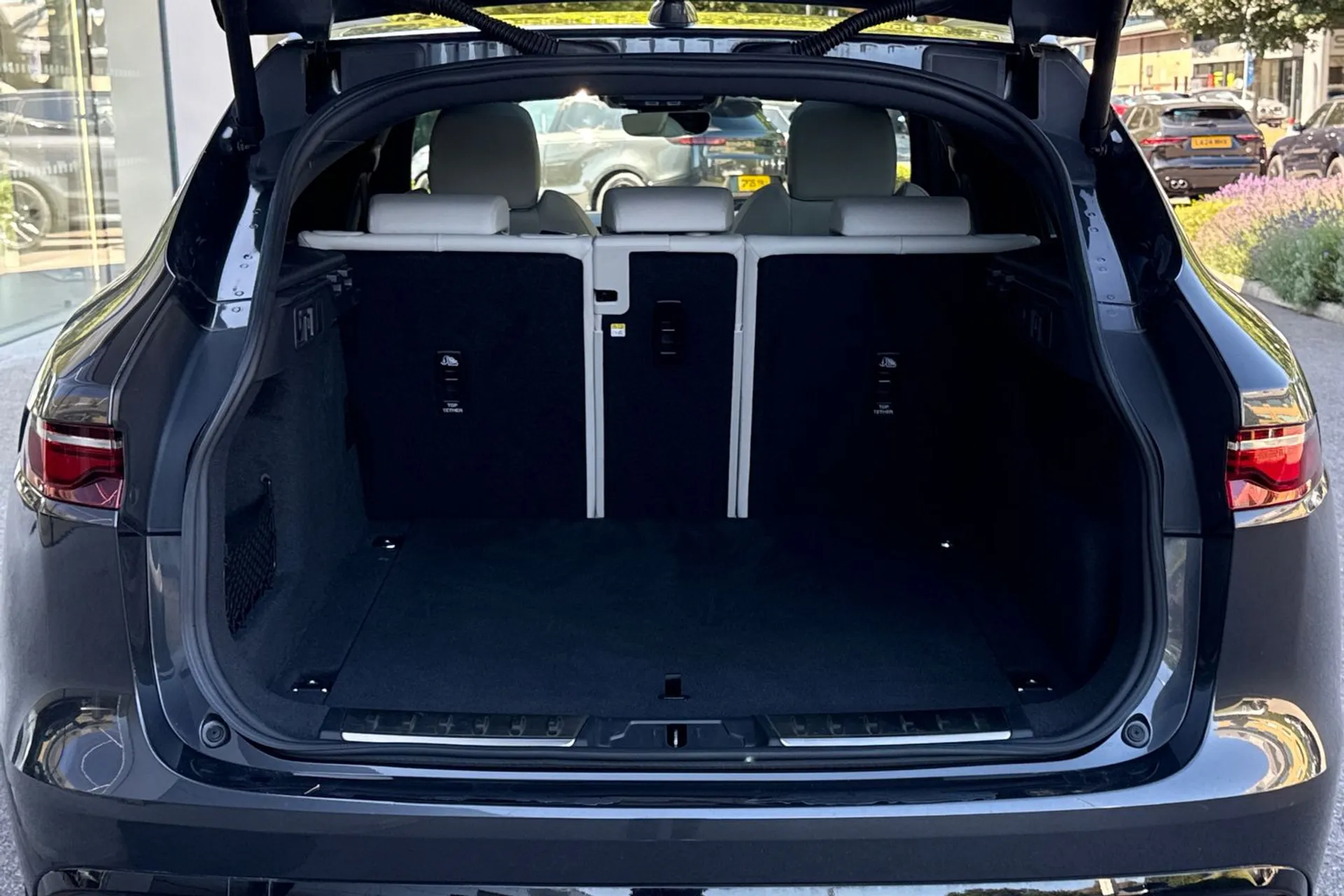 Jaguar F-PACE thumbnail image number 35