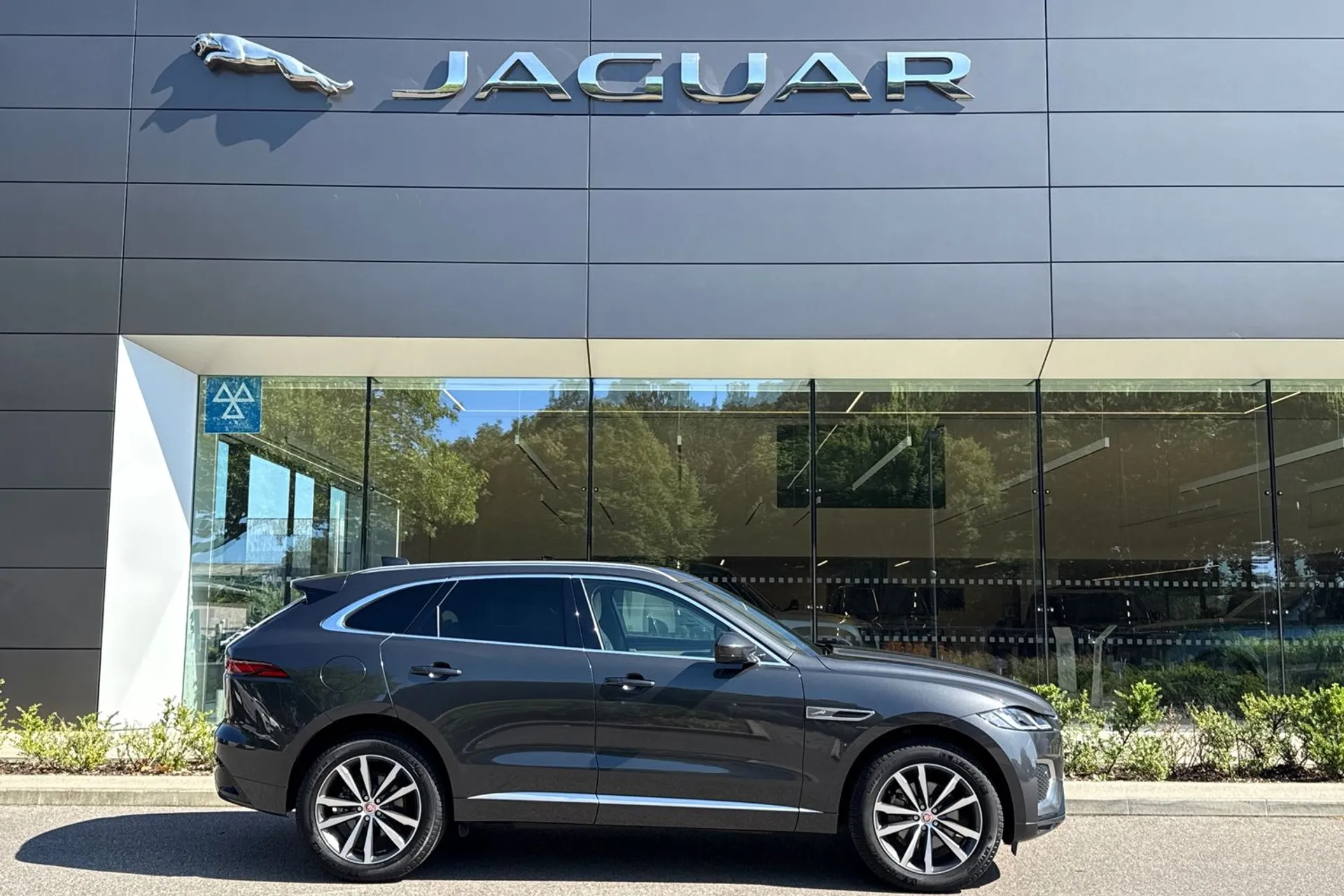 Jaguar F-PACE thumbnail image number 2