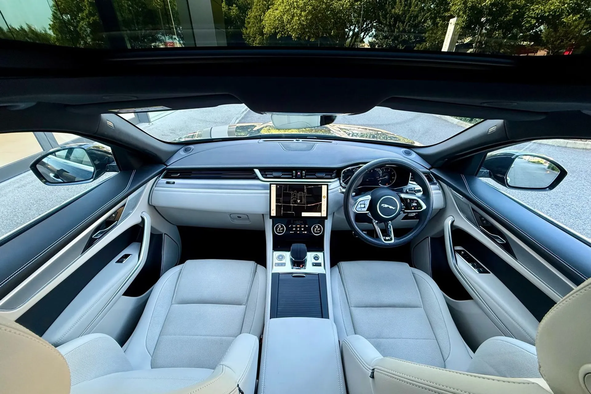 Jaguar F-PACE thumbnail image number 3