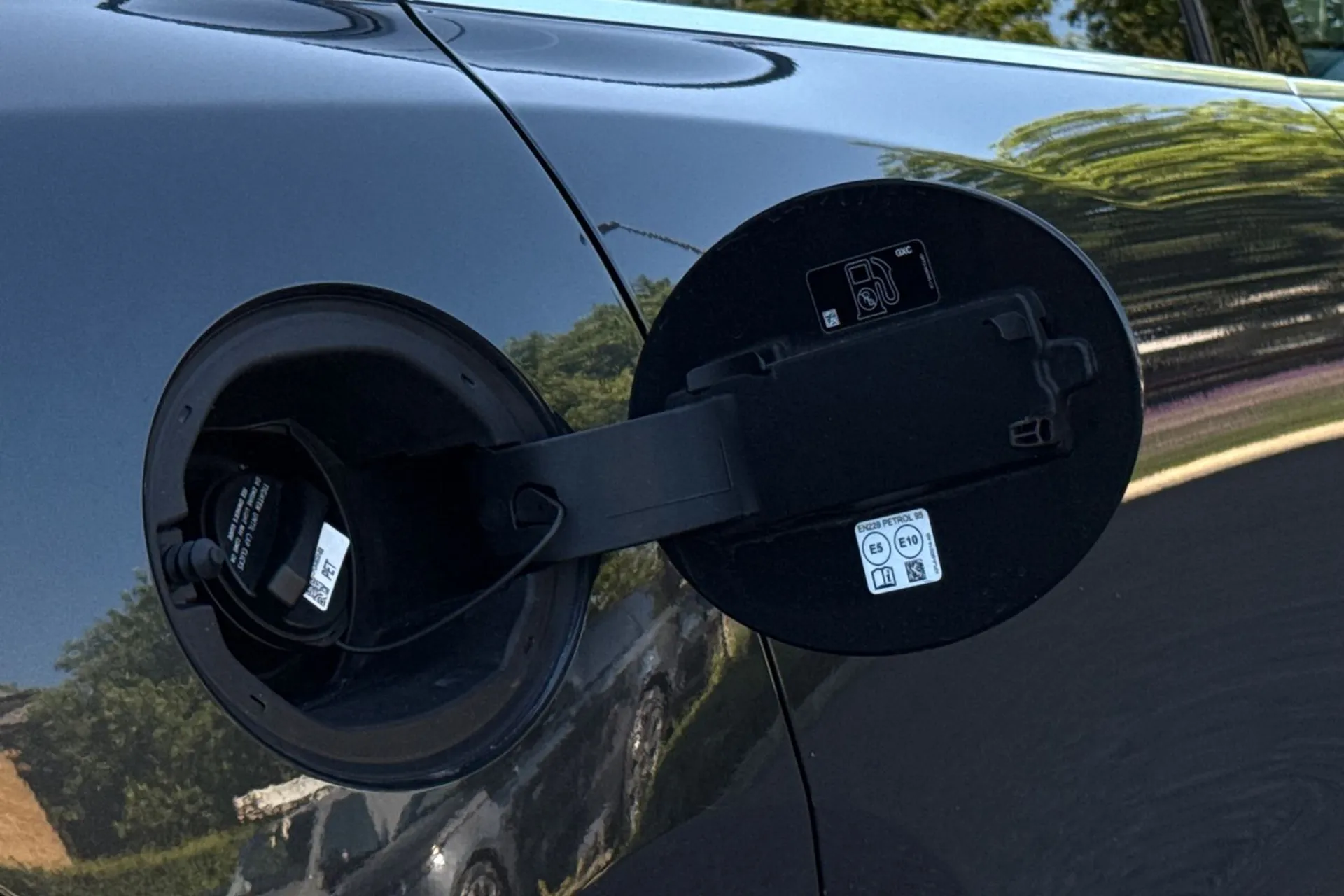 Jaguar F-PACE thumbnail image number 27