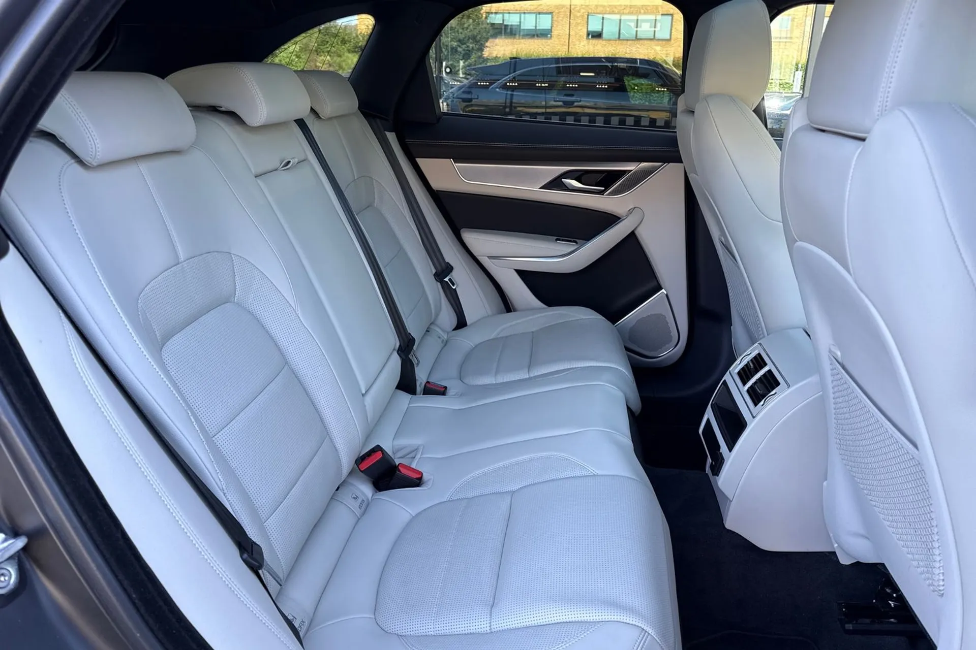Jaguar F-PACE thumbnail image number 38