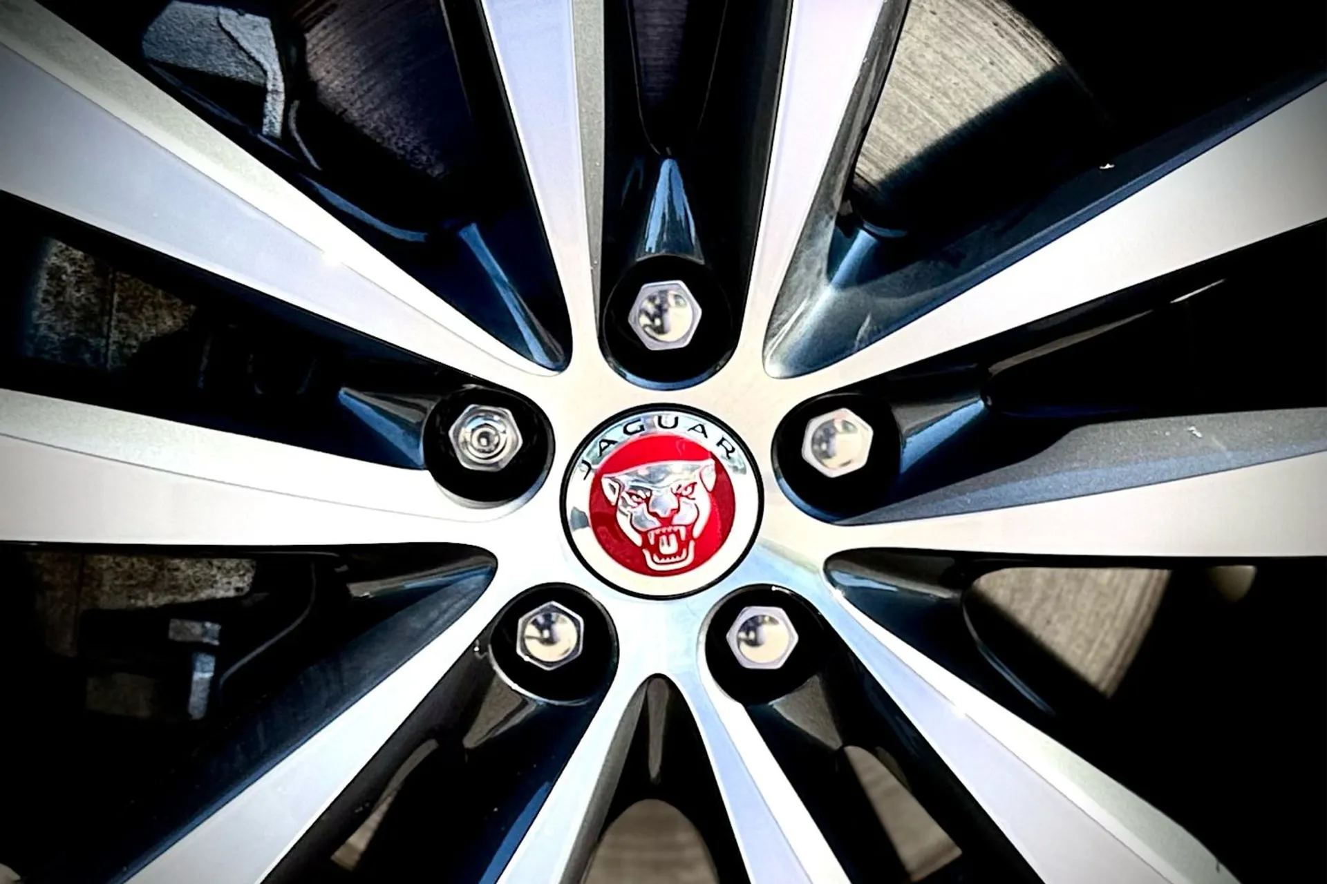 Jaguar F-PACE thumbnail image number 10